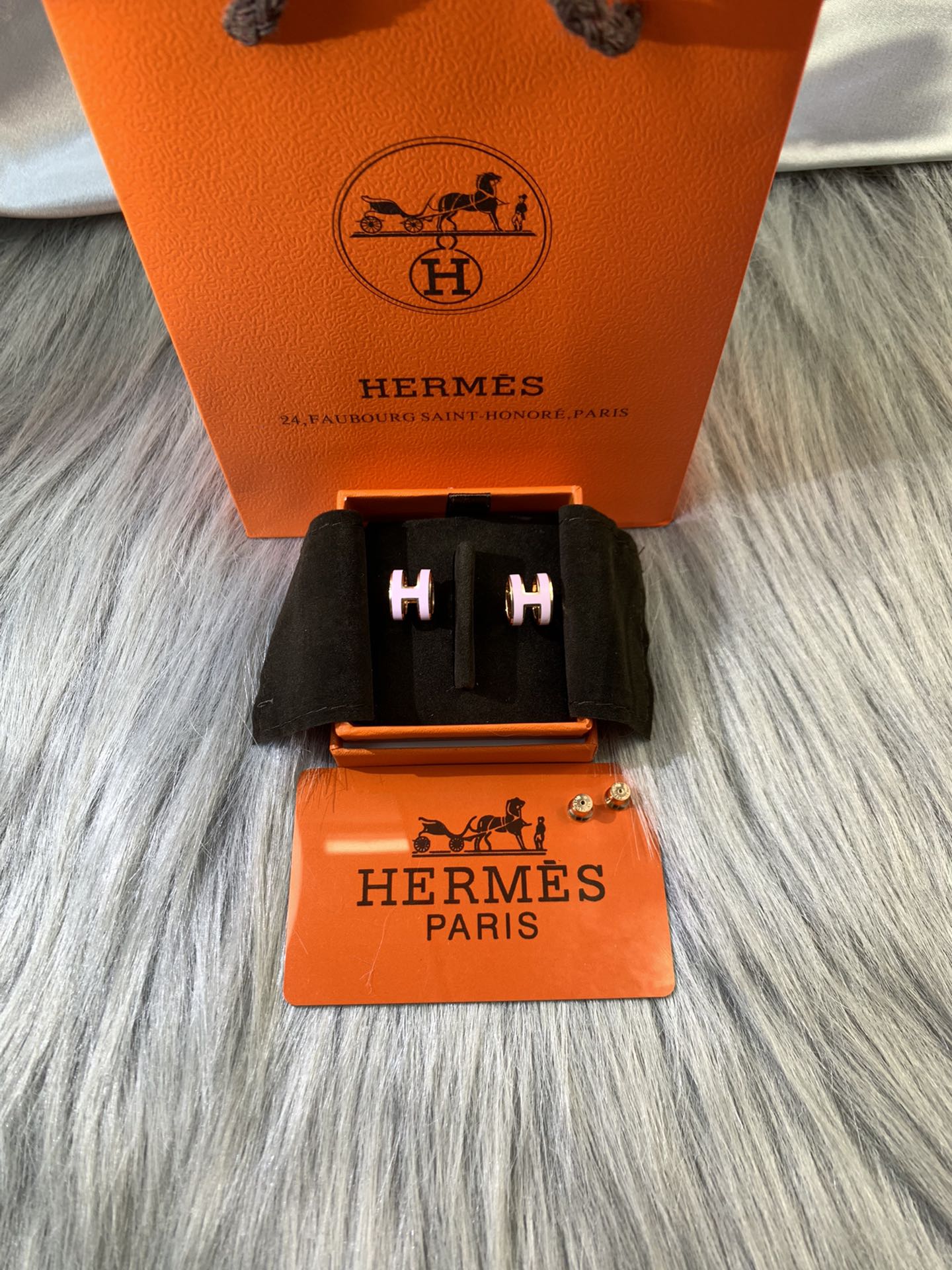 NO:101144,Hermes light pink enamel earrings, rose gold, gold two colors, counter synchronization, Hermes earrings, hermes, gold19860909爱马仕浅粉色珐琅耳钉,玫瑰金,黄金二个色,专柜同步,爱马仕耳钉,hermes,gold,Jewelry