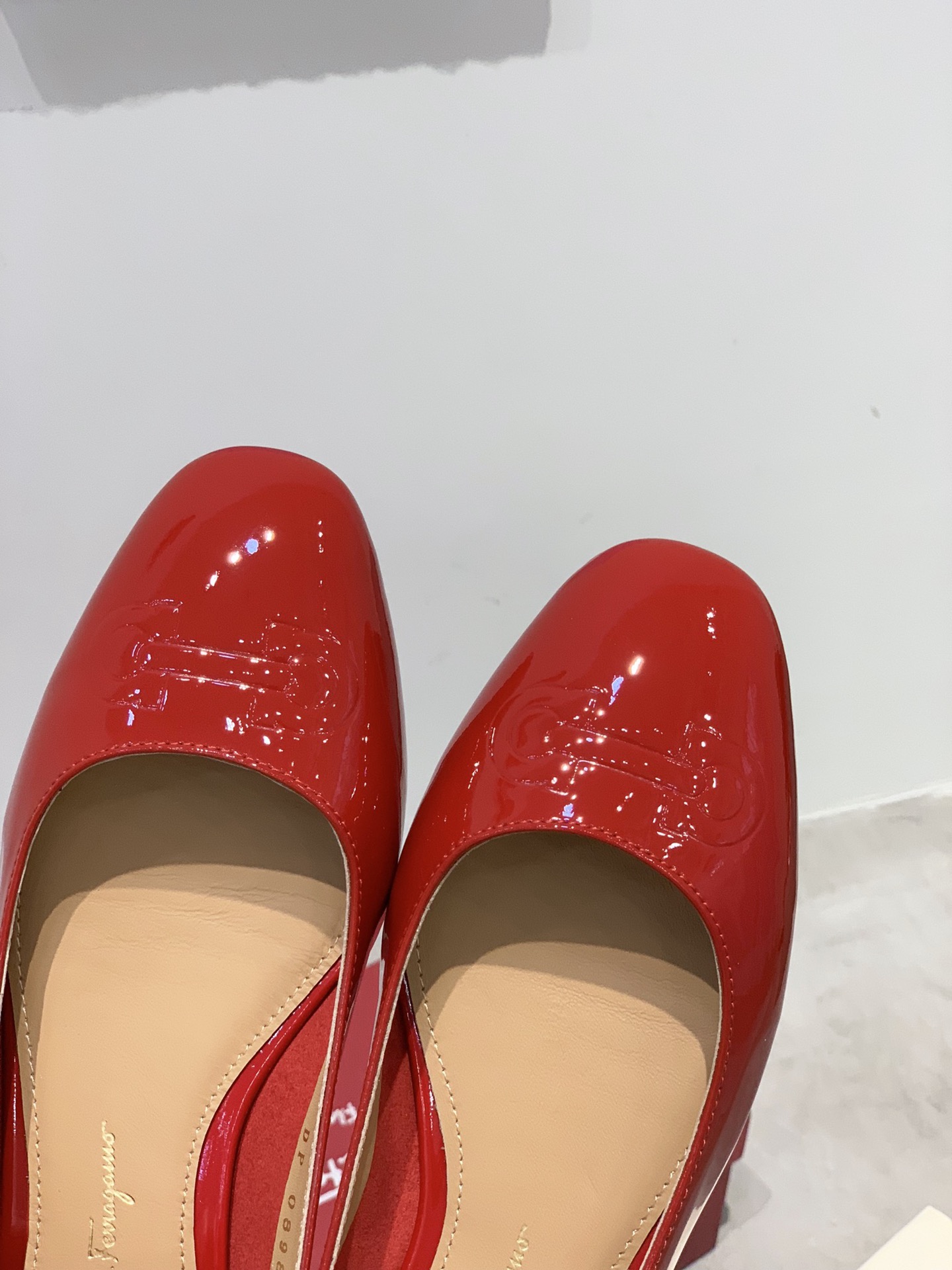 Factory Price: $600 Creamware Shoes with Imported Materials, Various Sizes Available - 图片 8