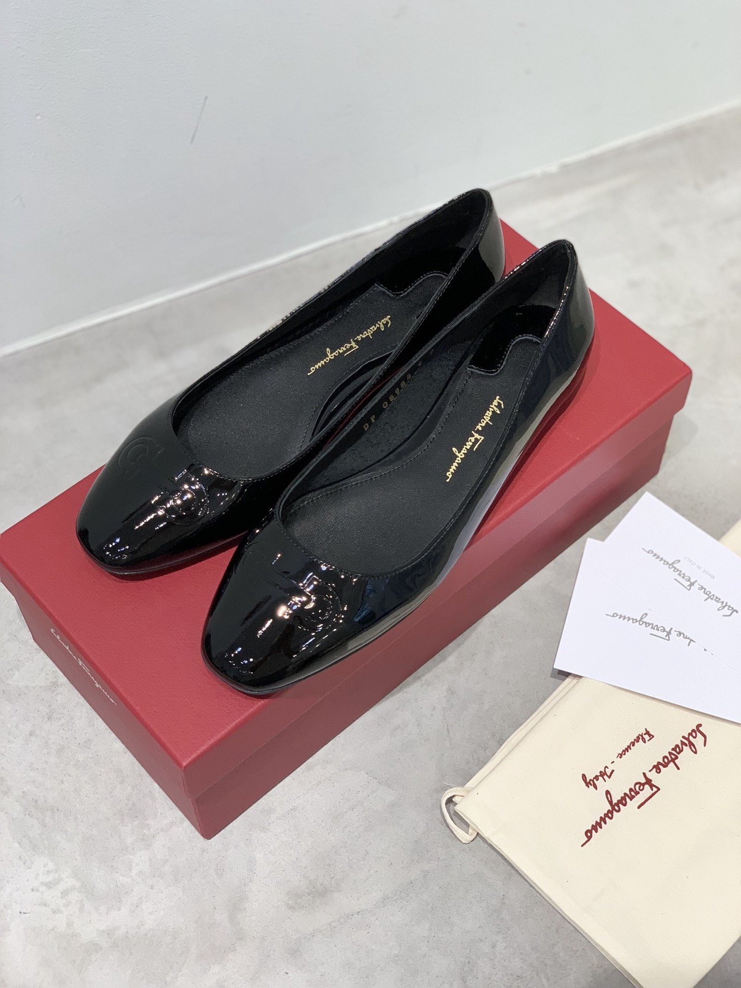 Factory Price: $600 Creamware Shoes with Imported Materials and TPU Big Bottom