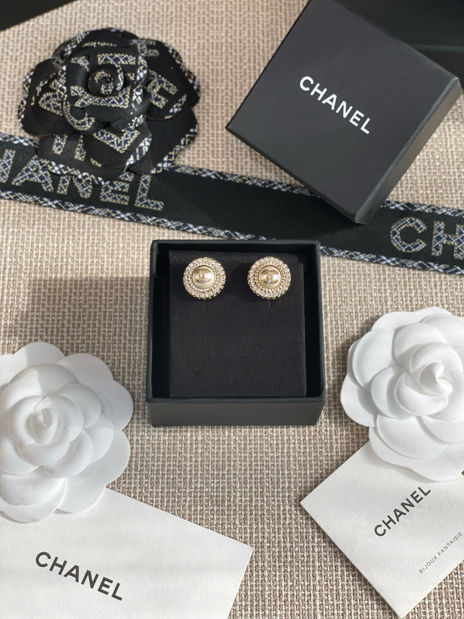 NO:634453,88180, ZP, look for our only genuine store to purchase the products developed by ZP, consult customer service in large quantities [Ch@nel Sunflower Earrings] Wow!  It’s love at first sight with her divine looks!  The double C, the brushed texture on the side and the brushed texture on the bottom are all irregular and require hand-painted brushing by a master. It is full of small details. Dear friends, look at the picture and feel the Swarovski pearls and Swarovski crystals for yourself!  Lifelike, very fairy, very soft and beautiful, it can be the highlight of daily wear, or it can be held in big scenes, it is simply not too good-looking [Material] ZP brass material, imported Swarovski crystal diamonds and pearls [Size] The diameter of the earrings is about 1.6CM, swarovski, Cardia high-end jewelry1986090988180,ZP,认准我们唯一一家真正款款购入ZP开发的,量大咨询客服【Ch@nel太阳花耳钉】哇！自带神仙颜值的好不,一见钟情！双c以及侧面的拉丝纹路跟底部的拉丝纹路均为不规则的,需要老师傅纯手工手绘拉丝而成,满满的小细节,宝们,自己看图感受颗颗施华洛世奇珍珠施华洛世奇水晶！栩栩如生,特仙,特柔美,可以日常穿搭亮点,也可以hold住大场面,简直不要太好看了【材质】一致ZP黄铜材质,进口施华洛水晶钻和珍珠【尺寸】耳钉直径约1.6CM,,swarovski,卡迪亚高端饰品,Jewelry