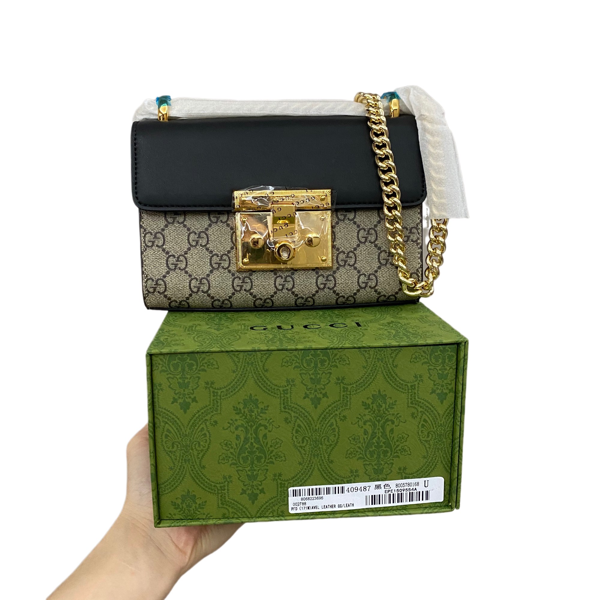 GUCCI Padlock链条包💰210
它有着独特的半硬朗个性和半性感气质.绝对是塑造不同风格的点睛之笔.它可以优雅高贵.可以高冷霸气.可以个性十足.也以轻松惬意.可以甜美妩媚.也可以性感华丽.这一切都让这款锁头包更具兼容性.抵挡不住的美走到哪里都是亮点.
规格:20*13*7cm