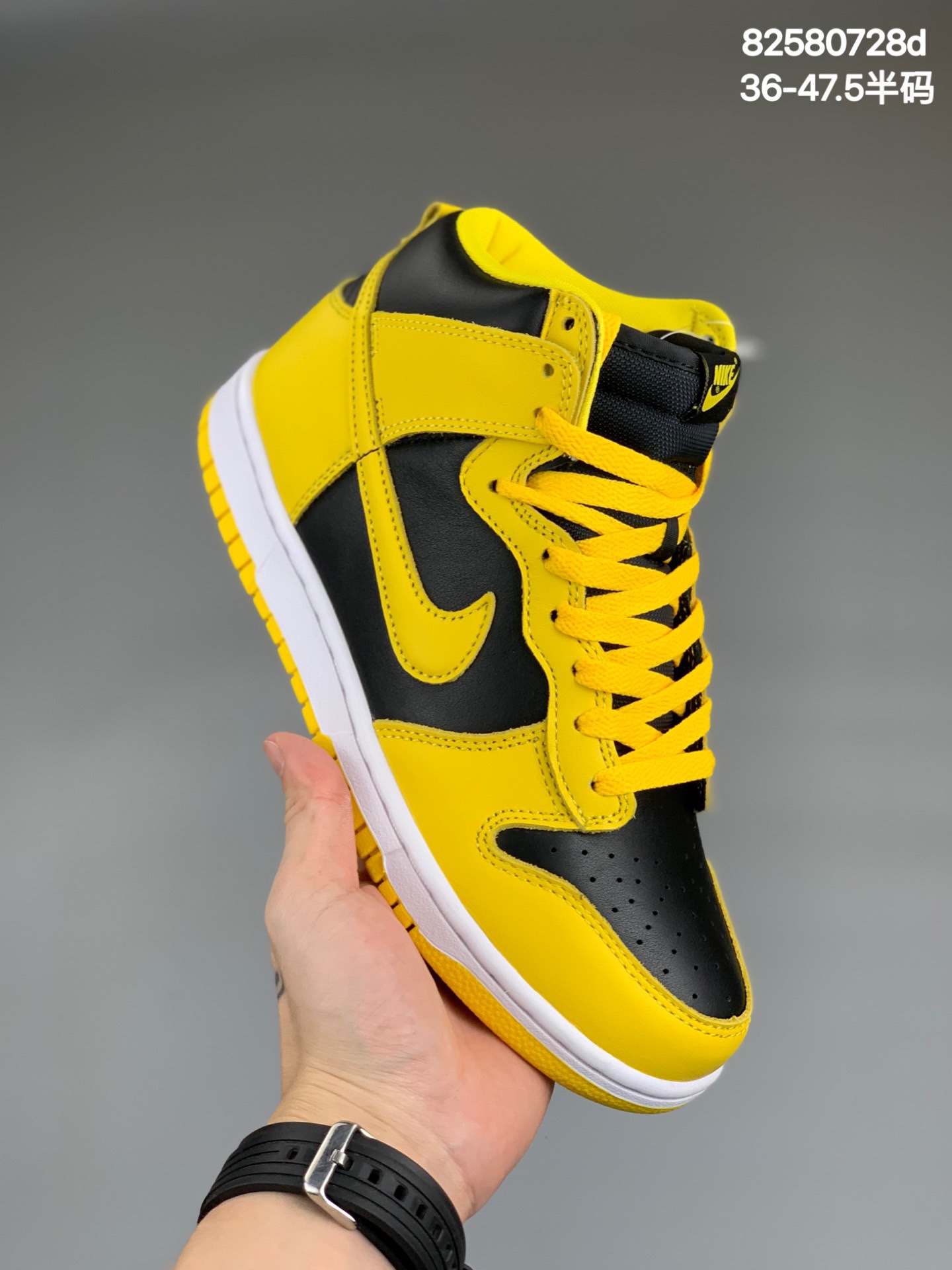 
公司级耐克Nike Dunk High SP“ Varsity Maize”少林派 爱荷华 首次发布于 2012 年的 Dunk High 经典黑黄配色「Black Varsity Maize」据传即将今年回归！从外观来看，全新复刻版本与 2012 年相差无几，整体鞋身采用质感不俗的光面皮革打造。黑色部分则以纹理皮革营造视觉层次感，最后搭配上对应的黑色中底和黄色外底。值得注意的是不同于 2012 年黑色中底，此次的中底位置将以白色细节重新塑造。货号：CZ8149-002 尺码：36 36.5 37.5 38 38.5 39 40 40.5 41 42 42.5 43 44 44.5 45 46 47.5
编码：82580728d