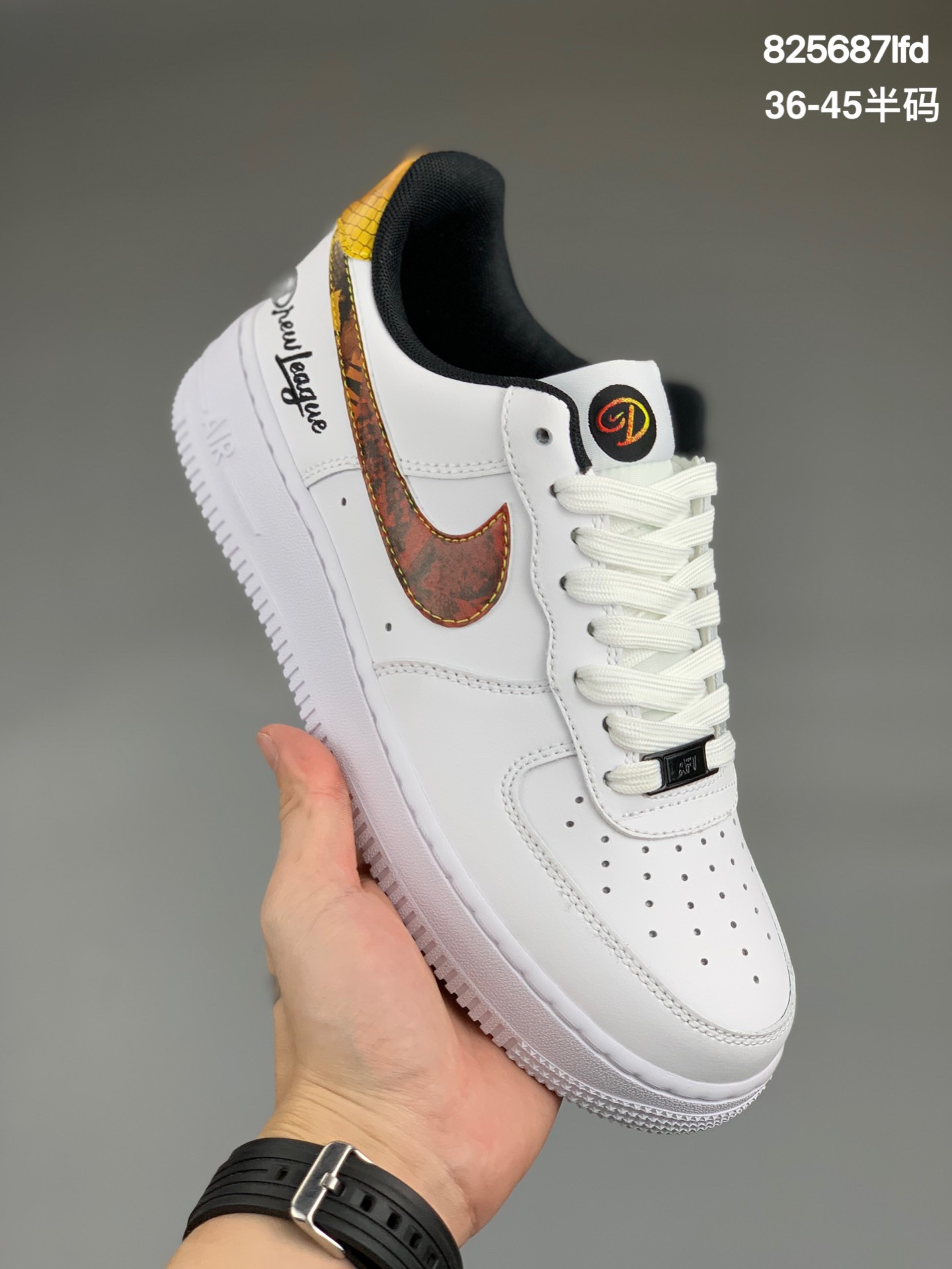 
新货#公司级别 Air Force 1 Low “Drew League” 白橙 德鲁联赛 整体依旧在纯白 Air Force 1 Low 的基础上进行创作，亮点在于 Swoosh 与后跟是以黄橙渐变色填充，还有黑色图案印花同时后跟点缀有标志性的黑色德鲁联赛 Logo 刺绣货号：DM7578 100 码数：36 36.5 37.5 38 38.5 39 40 40.5 41 42 42.5 43 44 44.5 45
编码：825687lfd