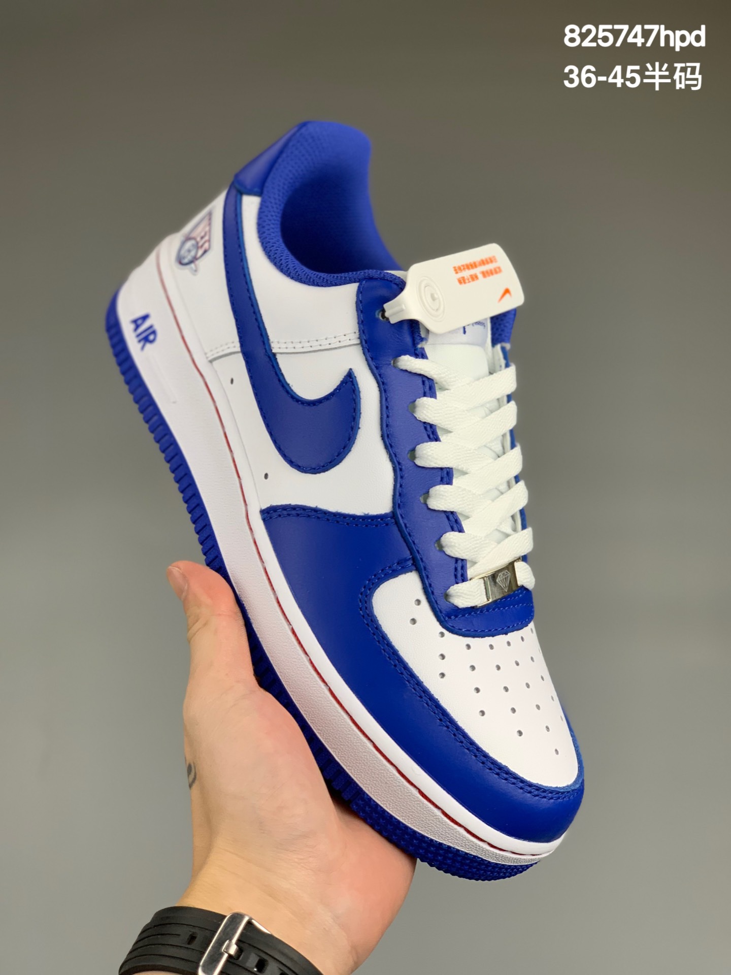 
公司级 耐克 Nike Air Force 1 Low 经典空军一号低帮缓震运动休闲板鞋。原装正确皮料 经得住实测考验 原档鞋楦、纸板数据 精准比对原档案 细节、皮料色度 质感 只对比原鞋
官方货号315122-141
尺码：36-45半码
编码：825747hpd