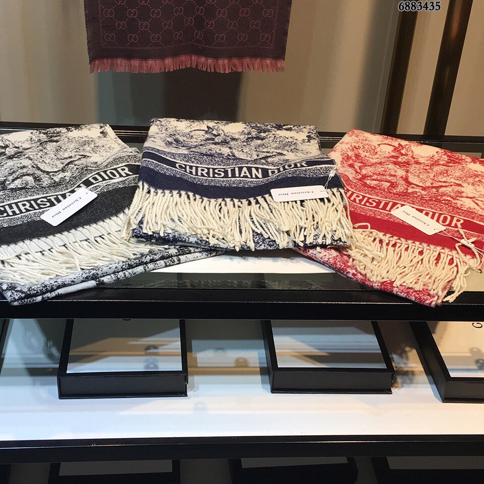 NO:586852,Batch [super Dior shawl] Xie Na, Angelababy's same style. Highly recommended CD animal print long scarf!  A scarf, shawl and blanket that can be used as three functions, a super stunning one!  One hundred percent fidelity!  A super beautiful genuine product. The order received by the foreign trade factory last year was shipped directly to the United States. We were eyeing this product in the middle of last year, but the factory had to wait for a year due to the confidentiality agreement before releasing such a small batch!  Although the quantity is not much, we are satisfied if we can get it~ It feels soft and delicate. This scarf is super large and the whole is double-sided woven. Look at the exquisite printing on it. This is not a scarf, not a rug, not a luxury product. This is art worth collecting!  Such exquisite printing can still achieve such an effect on a thick scarf. It must be a master who has been doing printing for decades to create such a beautiful effect!  It has a low-key luxurious palace style~ Just grab this kind of genuine good product when you encounter it. Whether you use it to make scarves, blankets or decorations, it is the best choice!  The quantity is not large, sold to those who know the goods!  70x180cm ordinary scarf, ordinary scarf, dior, blankets, blankets, shawls19860909批【超级的Dior披肩】 谢娜,Angelababy同款 重磅推荐CD动物印花长巾！围巾披肩毛毯三用,超级惊艳的一款！百分百保真！超唯美的一款正品订单,去年外贸工厂接到的订单,直接发往美国的,咱们去年中就盯上这款,但是工厂因为保密协议硬是满了一年才放出来这么一小批！虽然量不多,但能拿到咱们已经满足了~手感柔软细腻 这款围巾超级大,整体是双面织造的,看看上面精致的印花,这不是围巾不是小毯子不是奢侈品,这是值得收藏的艺术！这样精致的印花还是在厚围巾上达到这样的效果,必须是做印花几十年的老师傅,才能做出这样美轮美奂的效果！有种低调的奢华宫廷范~这种正品好货遇到就直接开抢吧,不管是拿来做围巾做毛毯还是摆饰,都是不二的选择！数量不多,卖给懂货的亲们！70x180cm普通围巾,普通围巾,dior,blankets,blankets,shawls,scarf