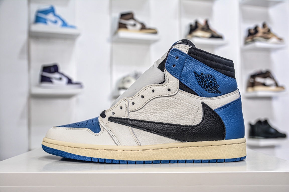 🚀最强🧧独家顶级纯原出货‼️核心让利到位Travis Scott x Fragment Design x Air Jordan 1 High OG SP”Military Blue”藤原浩三方联名 白蓝黑 倒钩高帮 原配方烧制大底 原厂SDS皮料全部采用德国进口电脑针车机台 针距、边距完全同步原鞋 原档案刺绣飞翼Logo 目前市面最高水准 这个版本一半在我这 一半发外贸高端鬼佬客户 品质自行擦亮眼睛对比🤭