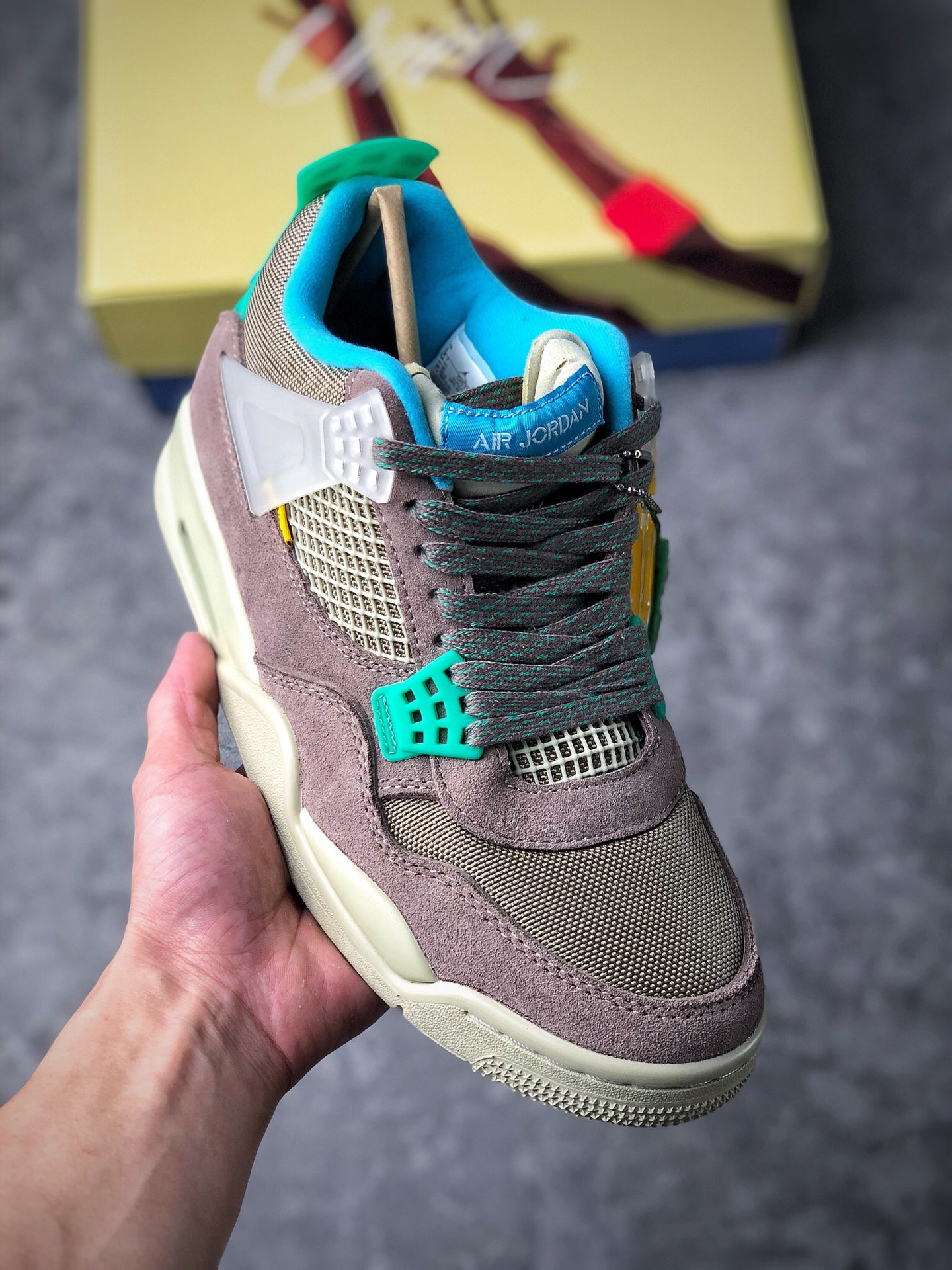  核心放店
Union x Air Jordan 4“Taupe Haze”AJ4 洛杉矶联名 乔4灰褐色
DJ5718-242
整体鞋身以灰褐色为主色调，贝壳状的鞋带扣和后跟处以湖绿色进行点缀，鞋帮处使用天蓝色进行包裹，颜色对比强烈，十分醒目。采用浅灰色网眼和麂皮材质打造，而透明的橡胶元素贯穿鞋身侧面。鞋舌也采用有与初代相同的设计，翻转鞋舌增加了一丝可玩性。
尺码：40 40.5 41 42 42.5 43 44 44.5 45 46 47.5