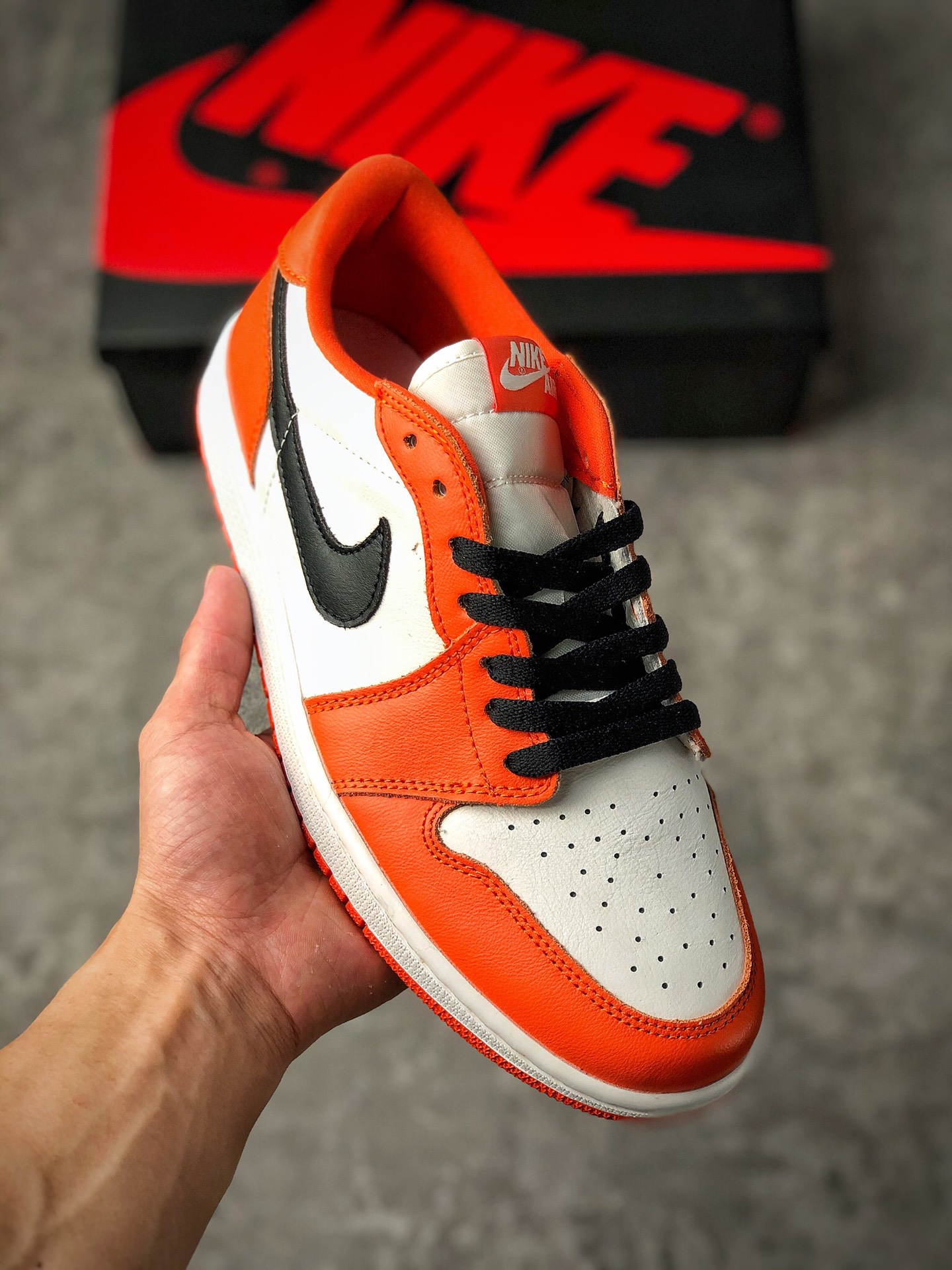  支持放店
Air Jordan 1 Low 白橙 扣碎
无原鞋不开发 无限还原 
原厂内置气垫魔块 A模大底 
头层小牛皮 鞋舌AJ原厂专用牛津布+AJ专用反口珍珠布+原厂无杂质高弹内里海棉+特殊封边弹力鞋带+原厂中底线 尾端不分X
请认准自己的版本 
货号：CZ0790 801
尺码：36 36.5 37.5 38 38.5 39 40 41 42 42.5 43 44 44.5 45 46 47.5