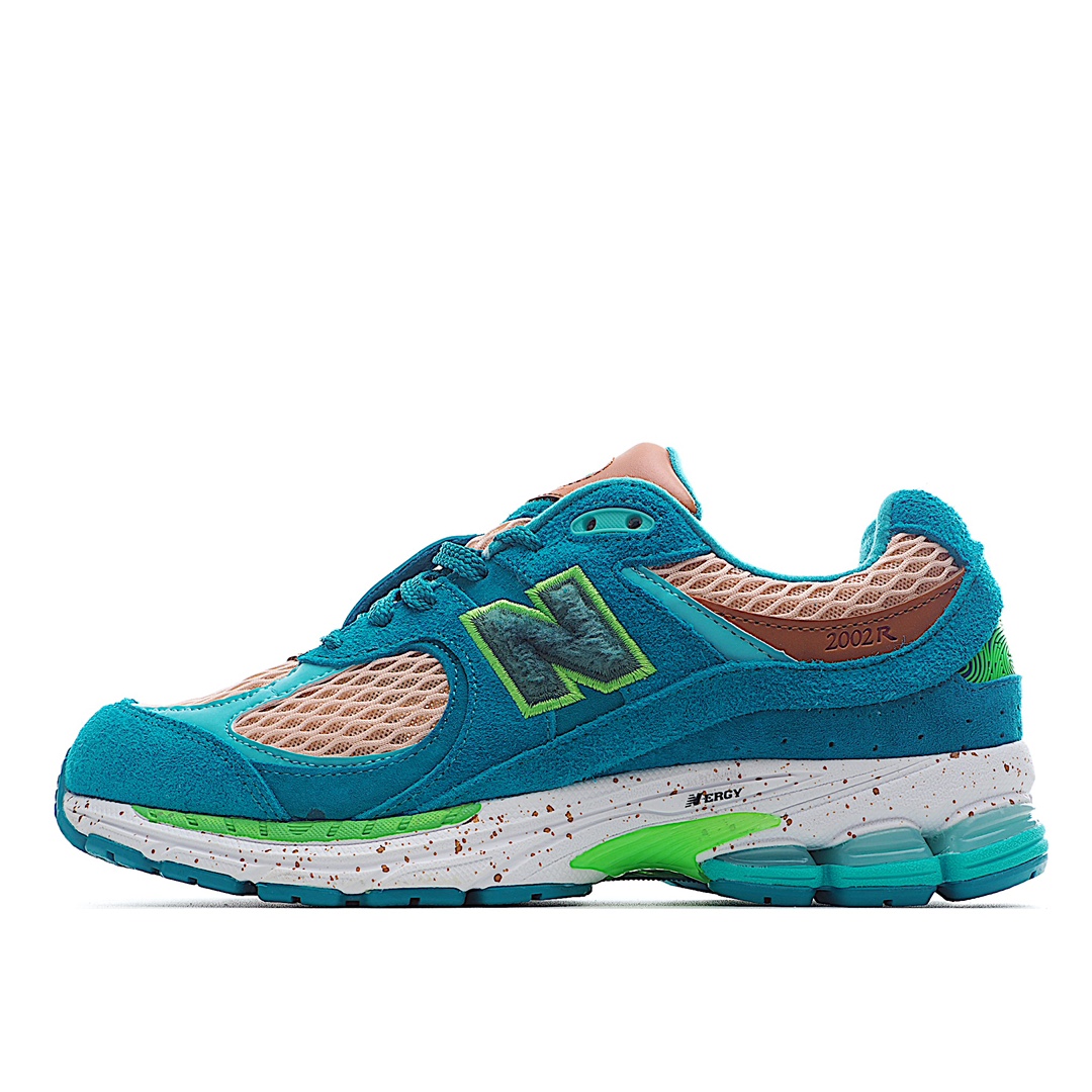 G5 New Balance 2002 nb复古休闲跑步鞋 最新出的 2002R系列，鞋款延续了经典科技，升级版N-ERGY缓震物料机能与材质 上脚太舒适了，鞋面的柔软麂皮搭配尼龙网布，特别透气而且还复古感，不管是搭配牛仔裤还工装裤都是百搭