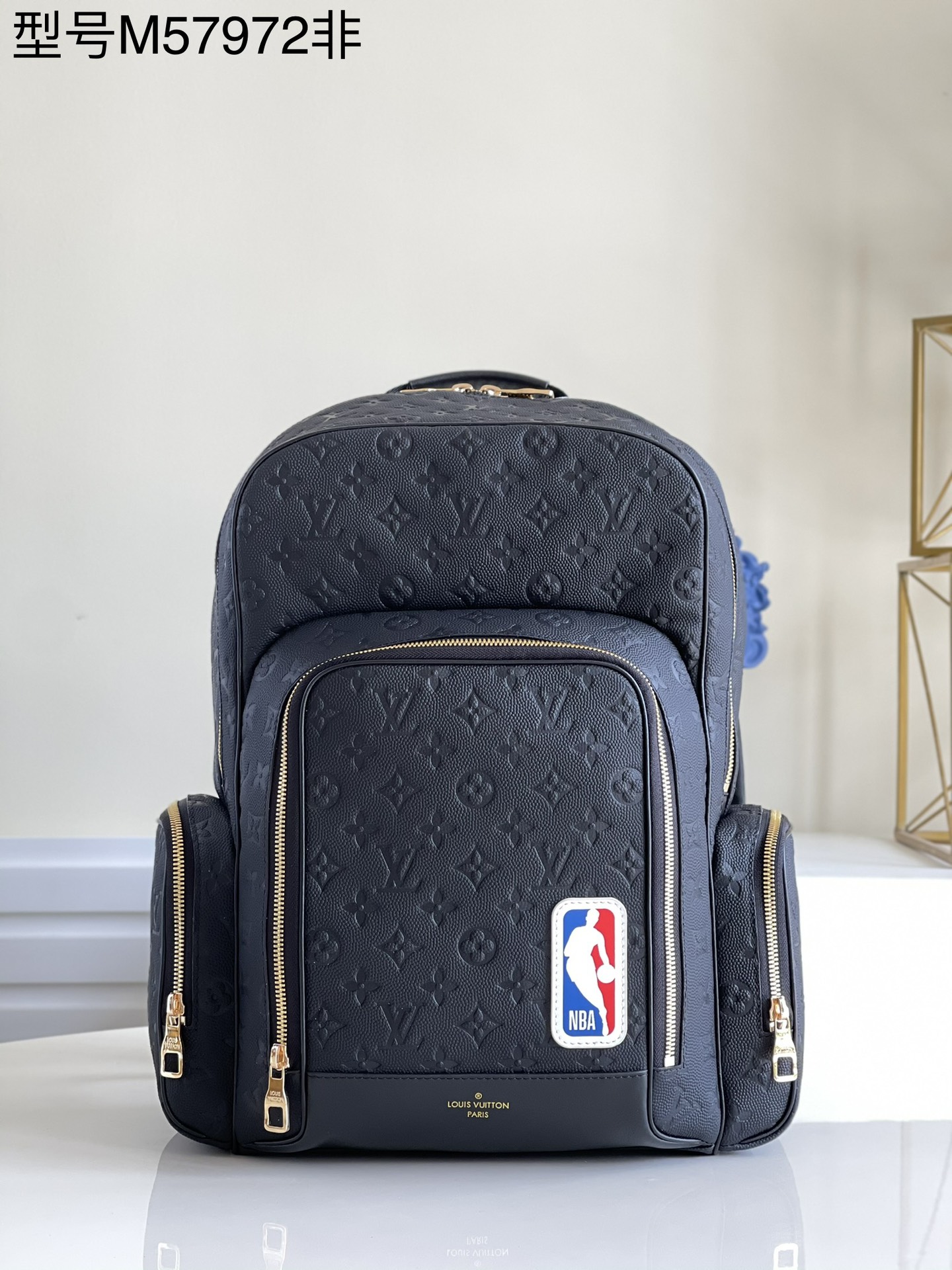 NO:397570,[Exclusive real-life M57972 pair] LVXNBA II series Basketball backpack cleverly copy the basketball texture with Monogram embossed grain leather, embellished with NBA logo, with convenient outer bags and inner patch pockets, fully explaining Virgil Abloh's personal interpretation of sports handbags. Size 24 x 45 x 19 cm z.1150 [Warm reminder that this backpack is too big and does not match the packaging!  】,LV【Original Skin】,louis vuitton19860909【独家实拍M57972对版】 LVXNBA II 系列 Basketball 双肩包以 Monogram 压纹粒面皮革巧妙临摹篮球纹理,点缀 NBA 标识,设有便捷外袋和内贴袋,全面阐释 Virgil Abloh 对运动手袋的个性解读.尺寸24 x 45 x 19 厘米 z.1150【温馨提示此款双肩包太大,不配包装！】,LV【原厂皮】,louis vuitton,Bag