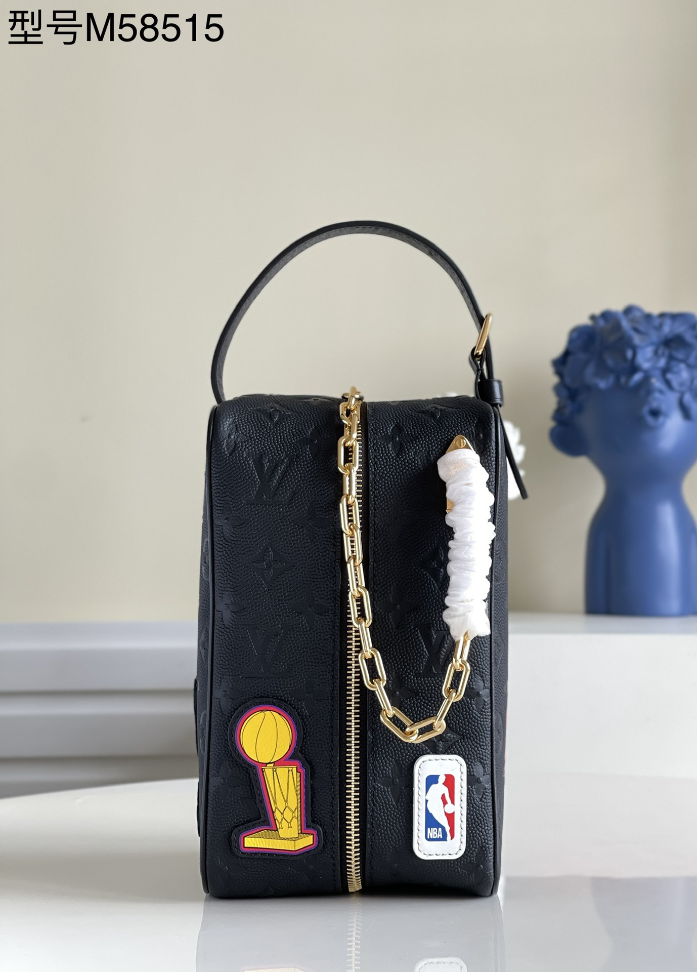 NO:397572,【Exclusive real shot M58515】Cloakroom Dopp Kit wash and storage handbags are from the LVxNBA SEASON 2 capsule series, which uses Monogram embossed leather prints and patches to show the inspiration of the league championship jacket. The adjustable leather wristband can also be hung from the hook. Detailed features 15 x 24 x 15 cm z.,LV【Original Leather】,louis vuitton,jackets & coats19860909【独家实拍M58515】Cloakroom Dopp Kit 洗漱收纳手袋出自 LVxNBA SEASON 2 胶囊系列,以 Monogram 压纹皮革的印花和贴饰展现联赛总冠军夹克的灵感启发.可调节皮革腕带亦可悬挂于挂钩. 详细特征15 x 24 x 15 厘米 z.,LV【原厂皮】,louis vuitton,jackets & coats,Bag