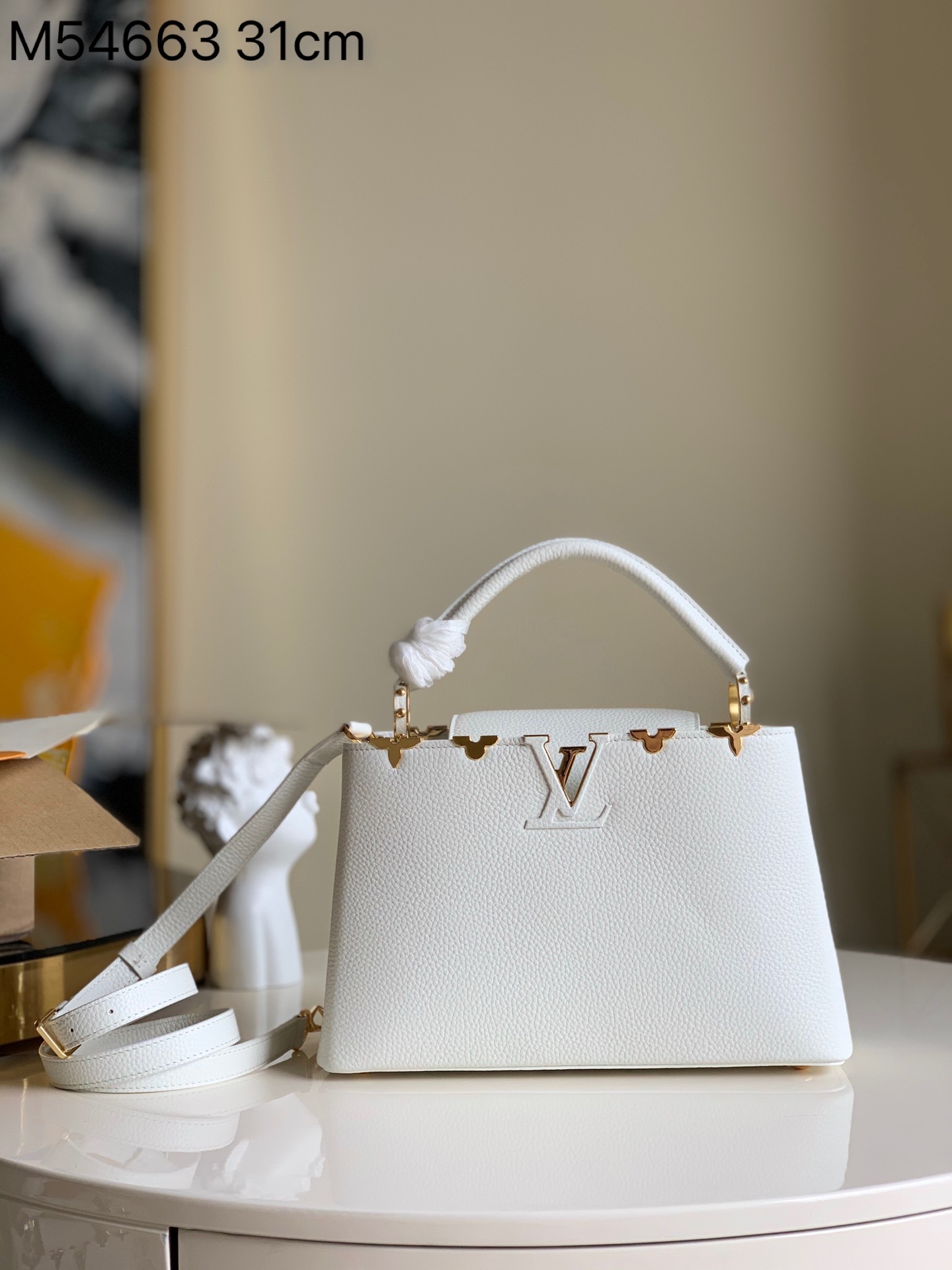NO:397605,【Exclusive real shot M54663】 M54665 CAPUCINES medium-sized handbag This season tells the story of a brand new Capucines. The exquisite metallic Monogram floral band makes this classic handbag exude a softer temperament. The exquisite white body is paired with golden corolla decoration, elegant and practical. Size: 31cmx21x11cm.,LV【original leather】,louis vuitton19860909【独家实拍M54663】 M54665 CAPUCINES 中号手袋 本季讲述全新的Capucines故事.精致的金属色Monogram花卉饰带,使此款经典手袋散发出更加柔美的气质.精致的白色包身搭配金色花冠装饰,优雅而实用.尺寸:31cmx21x11cm .,LV【原厂皮】,louis vuitton,Bag