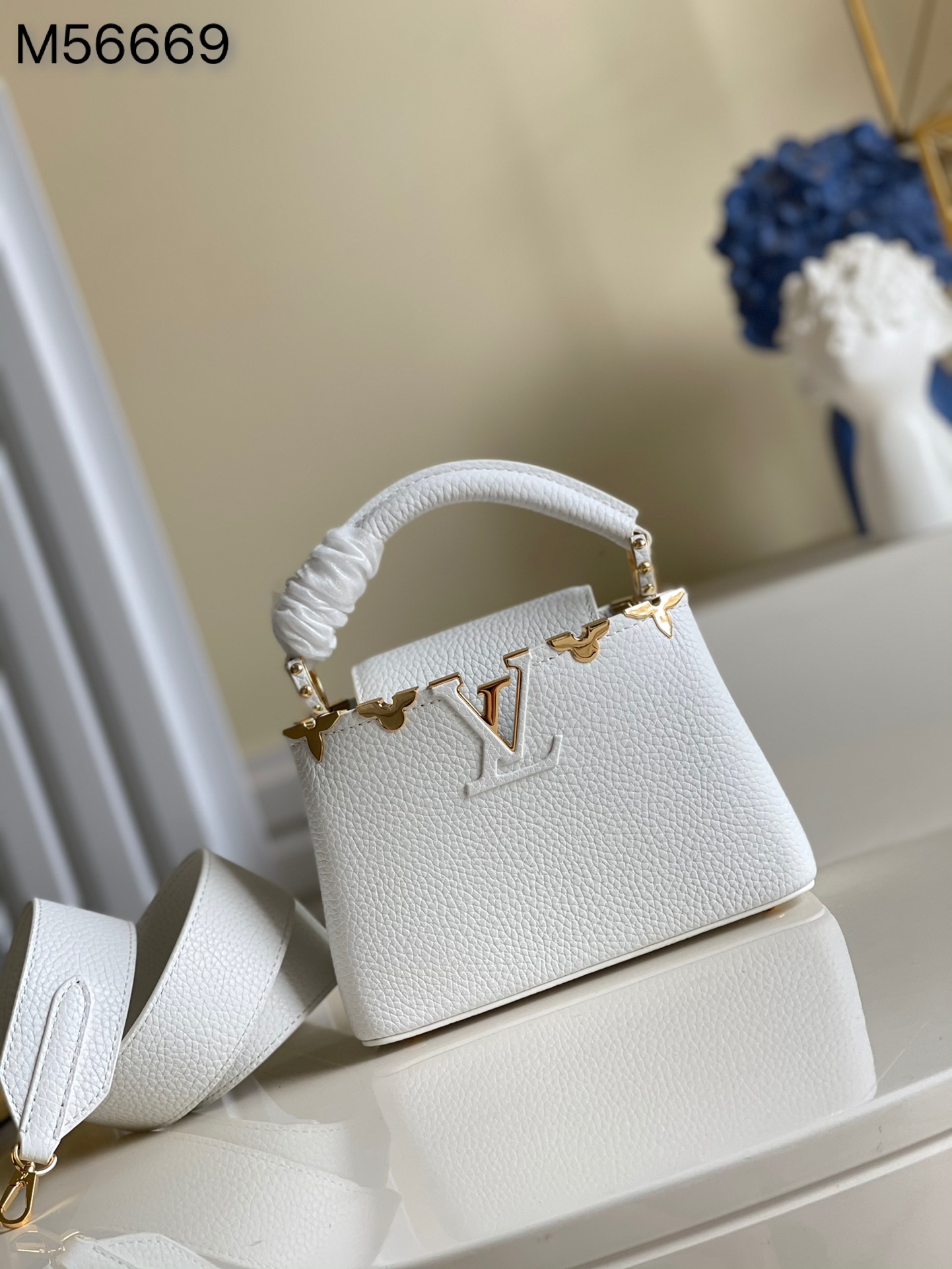 NO:397611,【Exclusive real photo M56669 white】Capucines Mini leather body with flowers around the top edge of the body is just like classic Monogram The blooming of flowers adds a touch of beauty to the simple lines, showing elegance and luxury Size: 21*14*8cm n.,LV [original leather],louis vuitton19860909【独家实拍M56669 白色】Capucines Mini 皮革包身的顶部边缘环绕花朵恰似经典 Monogram 花卉的绽放为简约线条添缀一丝华美,彰显优雅奢华Size:21*14*8cm n.,LV【原厂皮】,louis vuitton,Bag