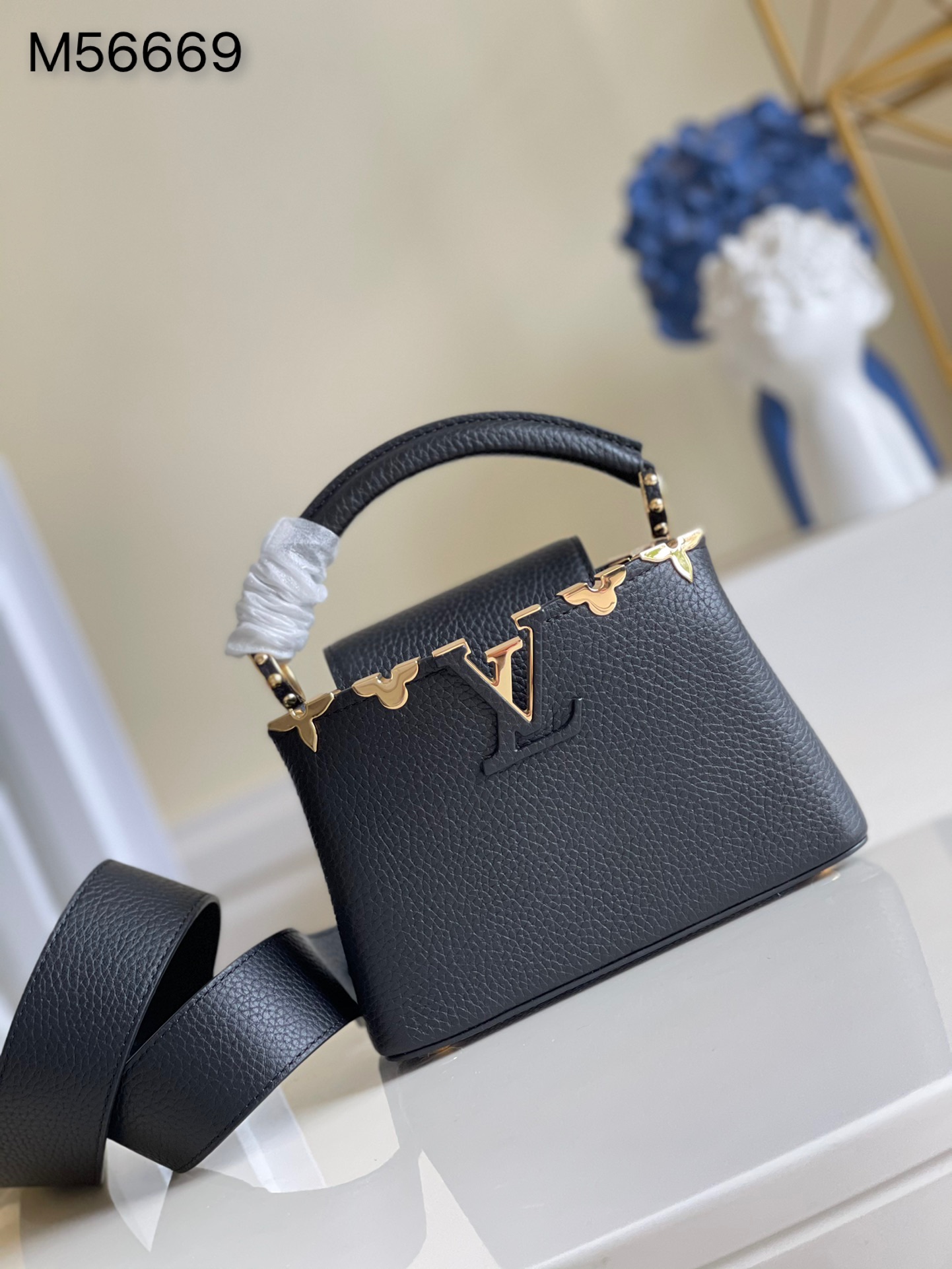 NO:397614,【Exclusive real shot M56669 black】Capucines Mini leather body with flowers around the top edge of the body is just like classic Monogram The blooming of flowers adds a touch of beauty to the simple lines, showing elegance and luxury Size: 21*14*8cm n.,LV [original leather],louis vuitton19860909【独家实拍M56669 黑色】Capucines Mini 皮革包身的顶部边缘环绕花朵恰似经典 Monogram 花卉的绽放为简约线条添缀一丝华美,彰显优雅奢华Size:21*14*8cm n.,LV【原厂皮】,louis vuitton,Bag