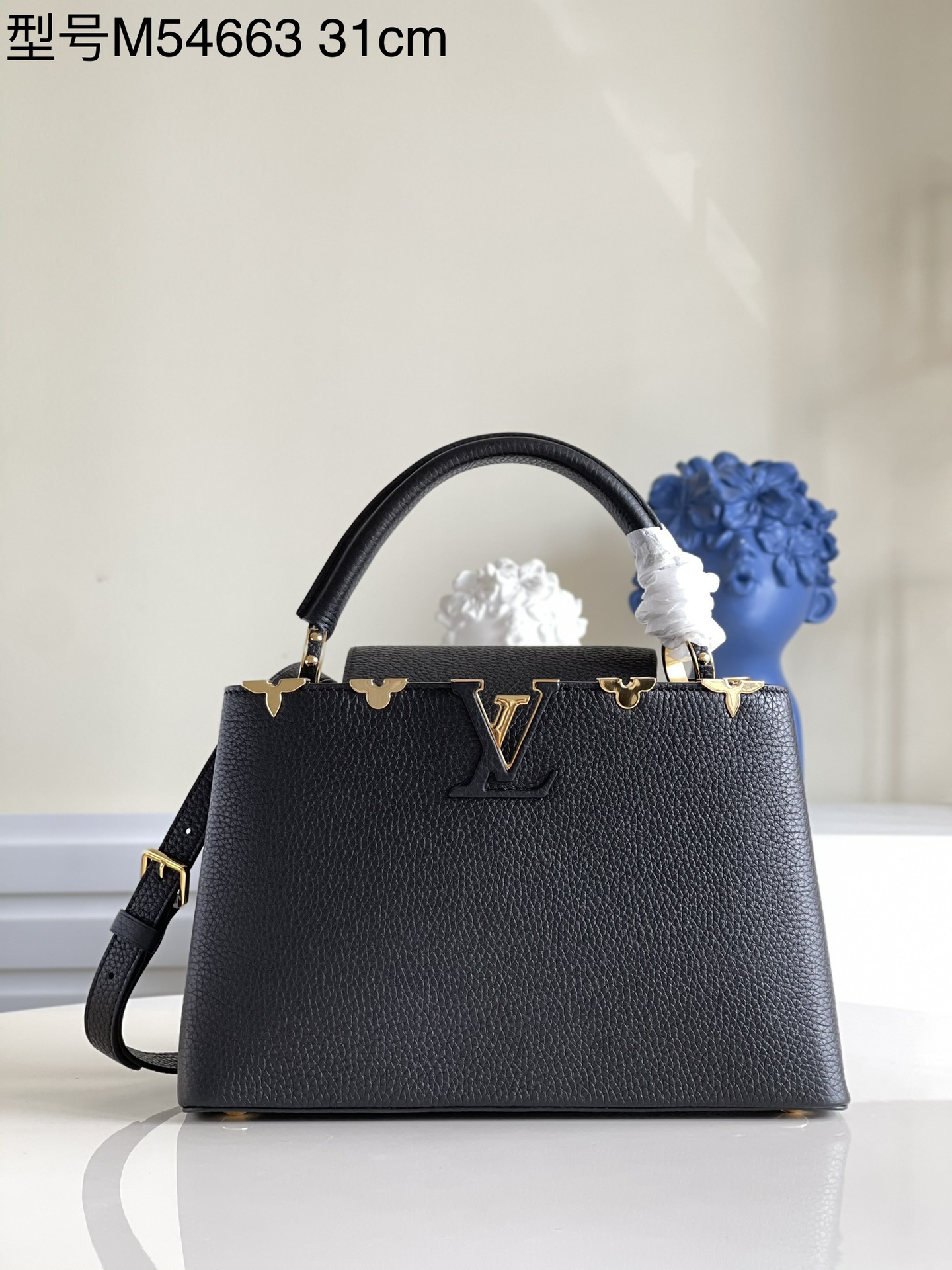 NO:397588,【Exclusive real shot of M54663 medium】This season, Louis Vuitton tells the new Capucines story. The exquisite metallic Monogram floral band makes this classic handbag exude a softer temperament. Medium size, exquisite black body with golden corolla decoration, elegant and practical. Size 31.5 x 20 x 11 cm J., LV [original leather], louis vuitton, louis vuitton19860909【独家实拍M54663中号】本季,路易威登讲述全新的Capucines故事.精致的金属色Monogram花卉饰带,使此款经典手袋散发出更加柔美的气质.中号尺寸,精致的黑色包身搭配金色花冠装饰,优雅而实用.尺寸31.5 x 20 x 11 厘米 J.,LV【原厂皮】,louis vuitton,louis vuitton,Bag