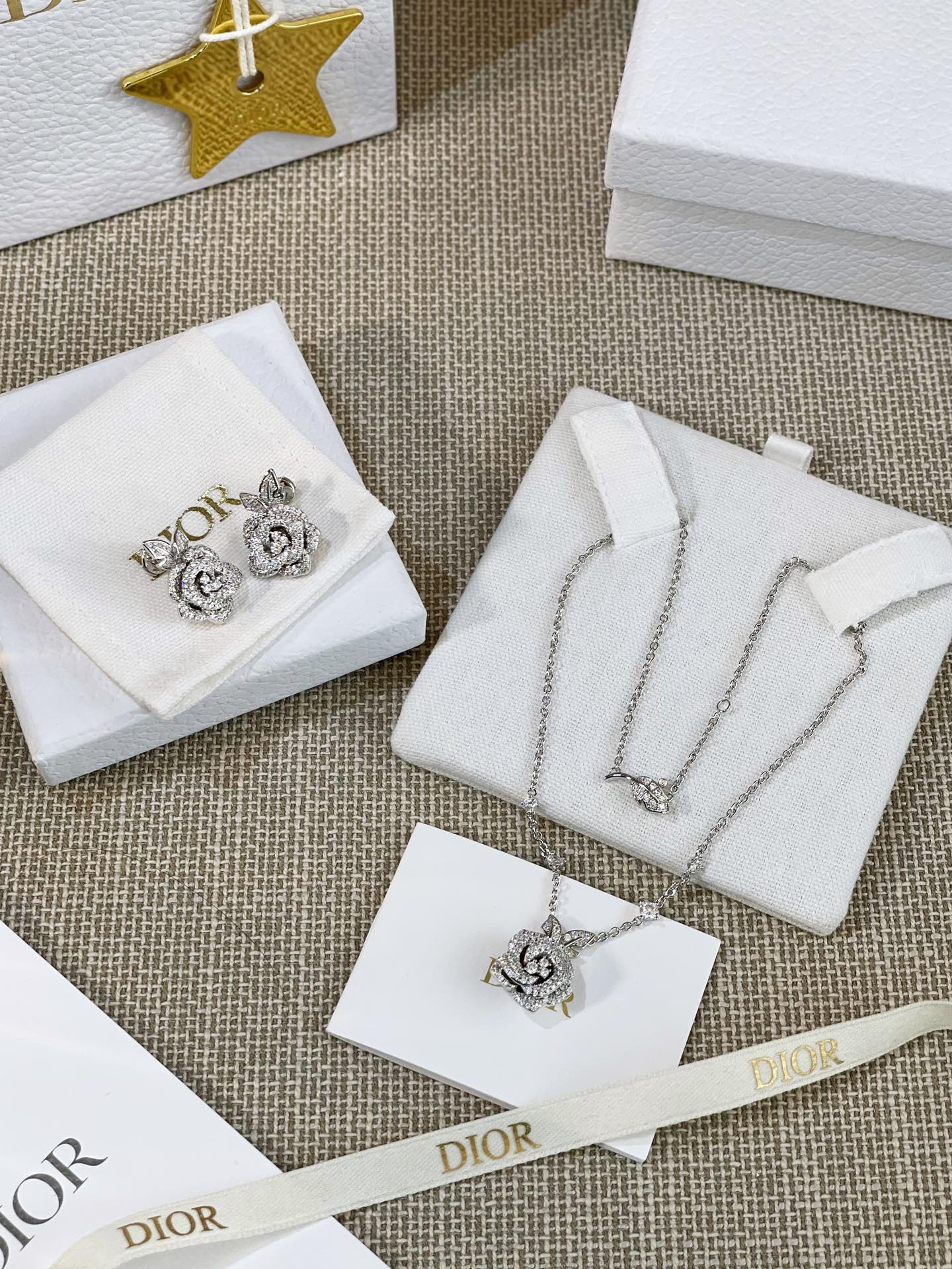 NO:631729,88270, ZP is jewelry with real gold and real diamonds, high-end jewelry Rose D! or Bagatelle series, large quantity, please consult customer service [Seiko world-destroying version] [D!  or Rose Necklace and Earrings] It’s so beautiful, so beautiful that it’s beyond words!  The design is designed by Victoire to pay tribute to the charming rose that the brand founder Mr. D once loved, and the design of this rose is different from the previous roses!  The beauty of the soul of the D family rose series is that the rose presents not only the shape of the rose, but the rose and me. The flower path is introduced into the overall image of the rose, with a warm feeling of blooming and the echo between the flower and people!  Let’s talk about how difficult it is to develop this rose!  In the inlay process, the entire rose needs to be made in parts. Each component of the flower, each petal, and each leaf, is a separate piece, and then welded one by one to form the main body of the rose!  In this way, we can create the overall three-dimensional sense of stacking and staggering high and low!  It’s completely different from the effect of one piece as a whole!  It’s not easy, dears, you must enter, just to give you a beautiful and exquisite diamond rose that is lifelike and has no blind spots!  [Material] Brass plated with platinum, imported zircon, earrings are silver needles [Size] The earrings are about 2.5CM high and 1.8CM wide. The necklace chain is about 37CM ​​long and there is an extension chain about 3CM. The pendant is about 1.7CM wide and 2.3CM high. Dior, earrings, necklace, Cartier high-end jewelry1986090988270,ZP为珠宝真金真钻,高级珠宝Rose D!or Bagatelle系列,量大咨询客服【精工灭世版本】【D！or玫瑰花项链耳环】太美太美了,美到无法言喻！设计是由Victoire致敬品牌创始人D先生曾经挚爱的迷人玫瑰花,而这朵玫瑰花的设计跟以往的玫瑰花是不一样的！D家玫瑰花系列的灵魂之美在于,玫瑰呈现出来的,不只是玫瑰之形,而是玫瑰与我,将花径引入玫瑰的整体形象,有盛开的热烈感,花与人之间的呼应！ 再来说说这个玫瑰有多难开发！镶嵌工艺,整个玫瑰花都是需要分件做的,花朵的每一个组件,每一朵花瓣,每一片叶子,均是分开独立件,再一一烧焊组合成一个玫瑰花的主体！这样做才做出来了整体的这种层叠错开高低起伏的立体感！跟那种一个件整体出的效果完全不同！太不容易了,宝们,一定要入,只为给你一朵度无死角,栩栩如生,绽放美丽精致的钻石玫瑰花！【材质】黄铜镀铂金,进口锆石,耳针为银针【尺寸】 耳钉高约2.5CM,宽约1.8CM 项链链长约37CM另有延长链约3CM 吊坠宽约1.7CM高约2.3CM,,dior,earrings,necklace,卡迪亚高端饰品,Jewelry