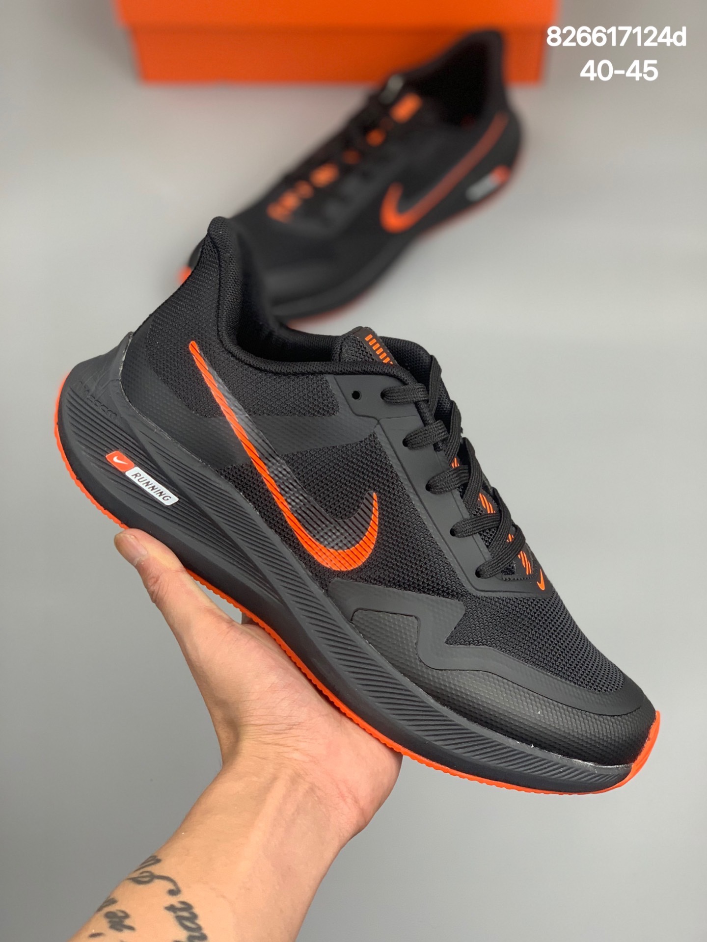 
Nike Zoom Pegasus Turpo38登月跑鞋38代透气缓震疾速跑鞋 采用透气网眼鞋面搭配外翻式鞋口，为脚跟区域营造出色舒适度，而在鞋底部分，搭载全掌型ZOOM AIR配置，锐意革新缓震系统，缔造平稳顺畅的自然步履体验
SIze：40-45
编码：826617124d