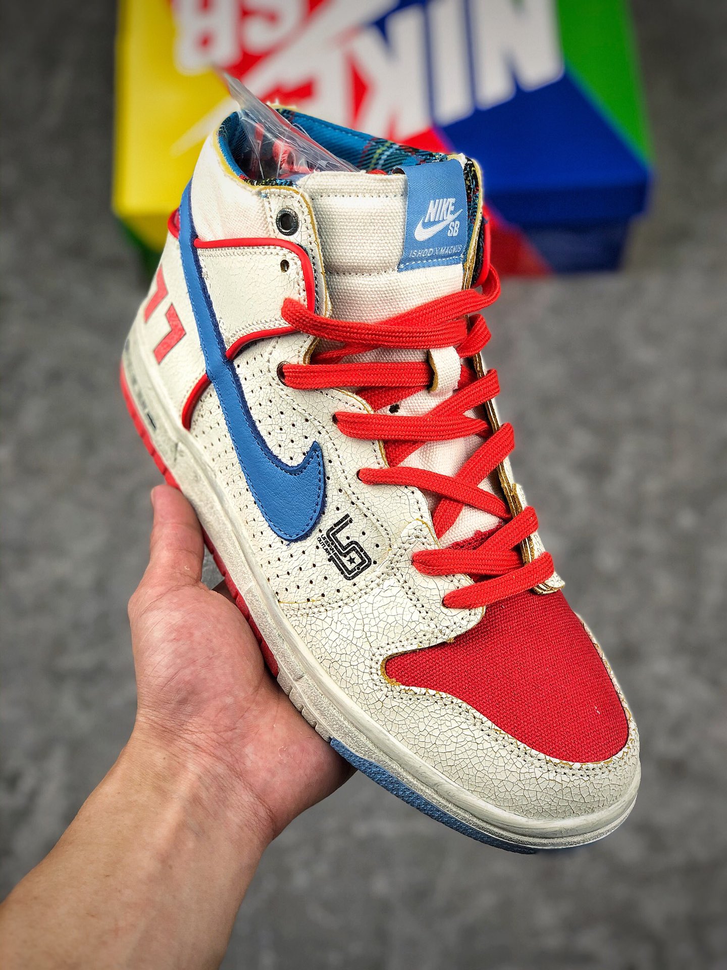  终端放货
Ishod Wair X Magnus Walker X Nike SB Dunk High Pro Decon QS 白蓝红 保时捷911
纯原大厂出品 原鞋开发 首发实拍
本次Nike SB携手天才滑手Ishod Wair与洛杉矶汽车收藏家Magnus Walker,联手推出这款特别版SB Dunk High Pro，以此向Ishod对汽车的热爱表达致敬。该鞋款的设计灵感源自一部知名的德国跑车，其皮革鞋面表层会随着时间推移而磨损，逐渐显露出隐藏在下方的金色内层，以此呼应这部跑车的原始色调;后跟和鞋舌处则饰有英国国旗刺绣，同时左右脚鞋子的内侧均搭配花呢格纹衬里。
货号：DH7683-100
Size:36 36.5 37.5 38 38.5 39 40 40.5 41 42 42.5 43 44 44.5 45 46