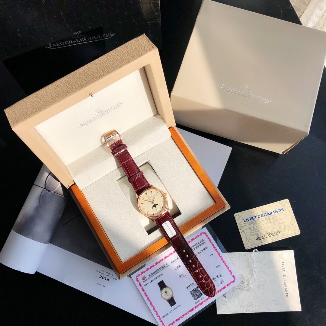 NO:143164,Spot batch Top version 18k gold rose gold. With Chinese GTC inspection certificate. 100% gold. Support re-testing. Jaeger-LeCoultre Moon Phase Master series corrects all shortcomings of any version on the market. Classic Moon Phase Dial, showing romantic feelings!  The simple and capable shell is polished in fine grinding to ensure that the polishing process is consistent and the texture is synchronized with authentic products. It is equipped with a crocodile leather cowhide strap, and the case diameter is 39mmX9.9mm and synchronizes with the original. The sub-disk at six o'clock has a double period display of the solar lunar calendar (moon phase) and the moon phase turns one round per month, and the function is the same as the original. It uses 9015 to change to the Cal.925/1 movement of Jaeger-LeCoultre, which has 100% synchronized the original self-produced movement. It moves stably and has a firm quality. It is observed from the side that there is a slight curvature. In order to achieve this effect, it takes time and effort to adjust the mold many times to ensure that the charm and feeling can be compared with the original. Jaeger-LeCoultre, cowhide, crocodile skin19860909现货批 顶级版本 18k包金玫瑰金.配中国GTC检测证书.百分百包金 .支持重新检测.积家月相大师系列,修正现市面任何版本的所有不足之处.经典月相表盘,尽显浪漫情怀！简约干练的外壳打磨精细,确保打磨工艺吻合,质感同步正品.配鳄鱼皮送牛皮表带,表壳直径39mmX9.9mm与原装同步.六点钟的子盘拥有阳历阴历（月相）双期显示,月相一月转一圈,功能和正品一致.采用9015改积家自产Cal.925/1机芯,功能百分百同步原装自产机芯.走时稳定,素质坚挺.从侧面观察腕表盘面发现有微微的弧度,为了达到这一效果,耗时费力多次调整模具,确保神韵和感觉能与原装相媲美.积家月相大师,满足您对月相的一切美好情怀.,,jaeger-lecoultre,cowhide,crocodile skin,Watch