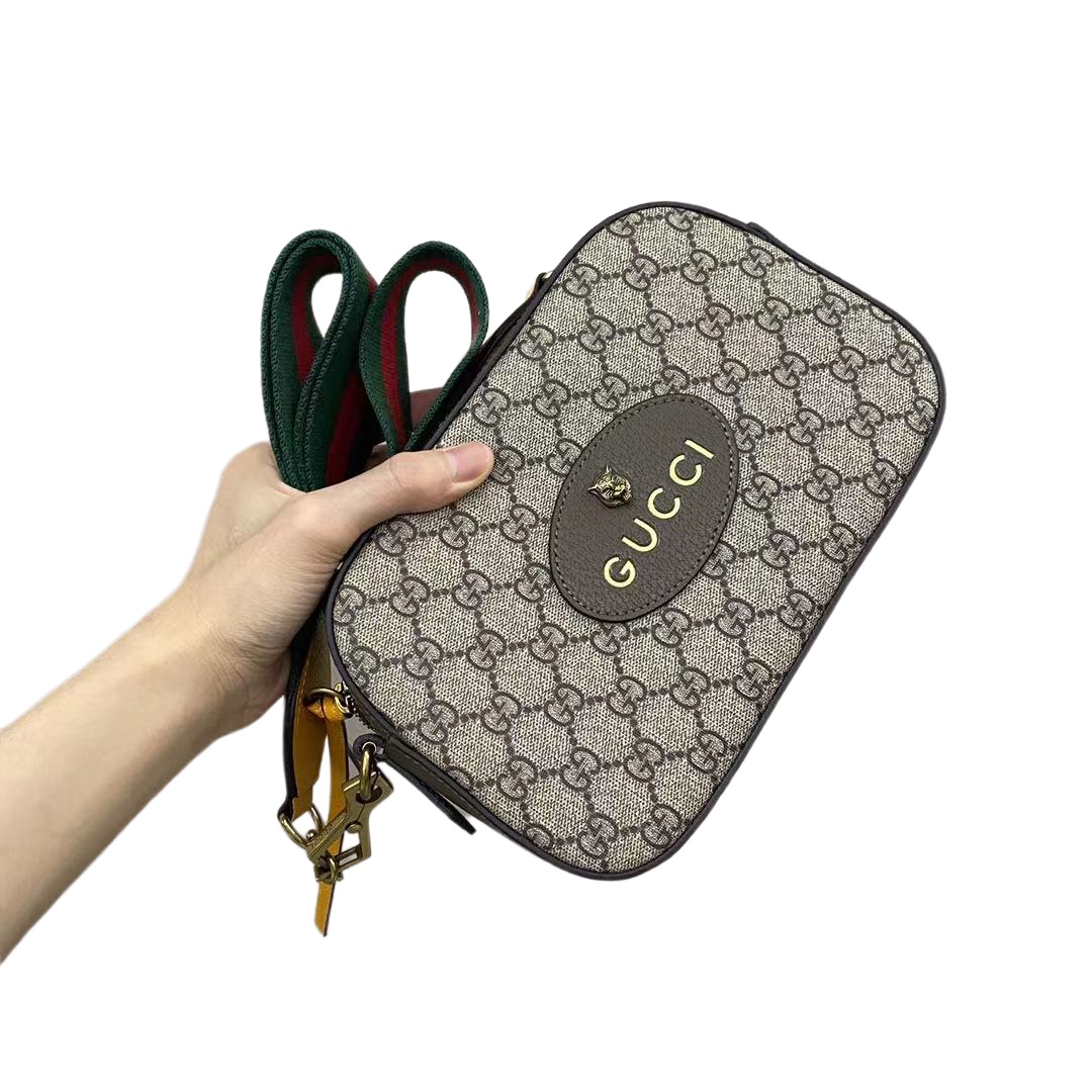 GUCCI虎头相机包 原单品质💰240 实物拍摄/所见即所得.高端版本. 这款vintage 相机包有着浓烈的复古风格.以乌木色拼亮黄色设计.配色真心好看.饰以精致小虎头五金.标志性的彩色肩带和古铜鱼嘴扣.配棉麻碎花里衬.每个细节都是设计师的用心之作.看似简单却不失质感.品质完美复刻. 规格:24*15*7.5cm