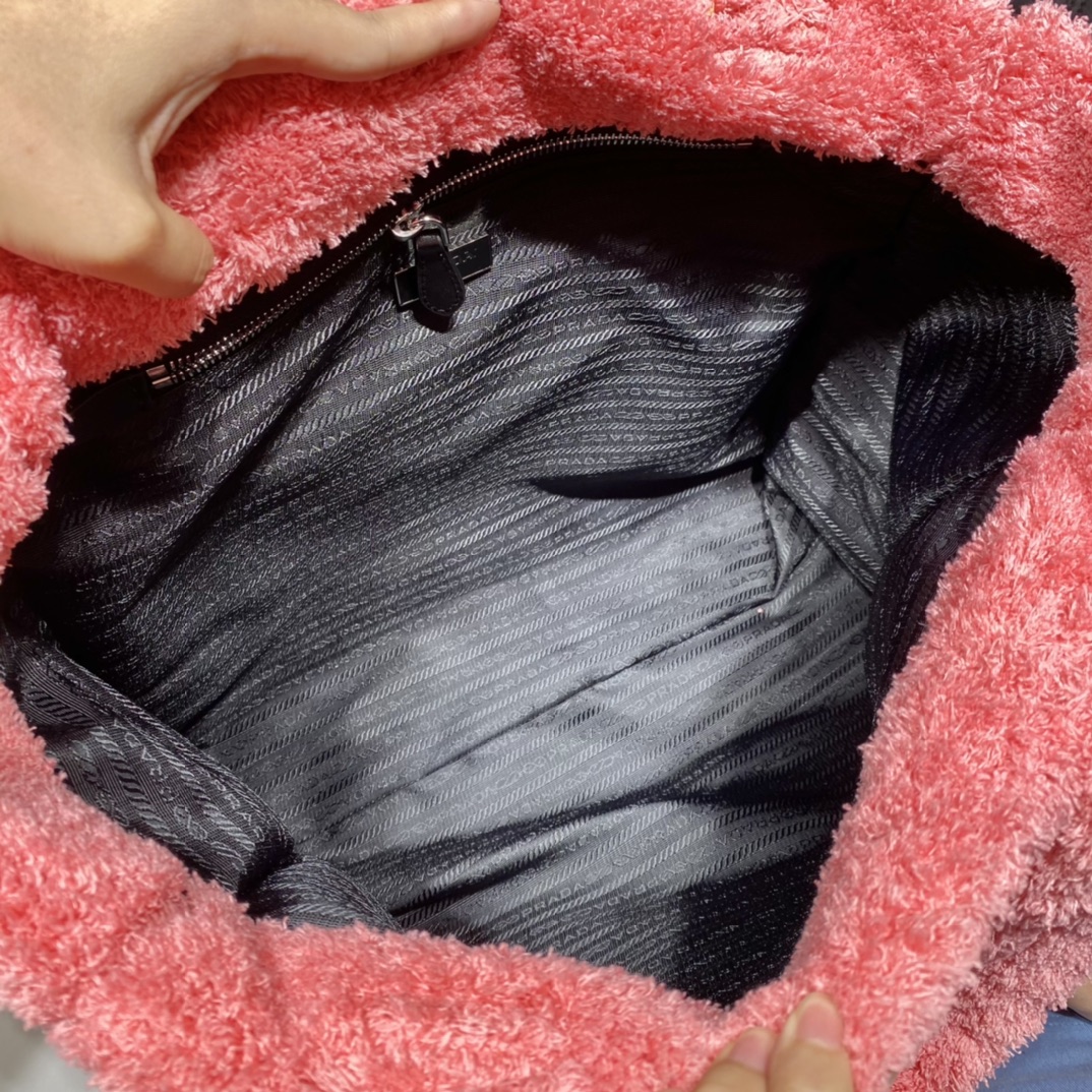 PRADA普拉达毛绒绒托特包1BG130