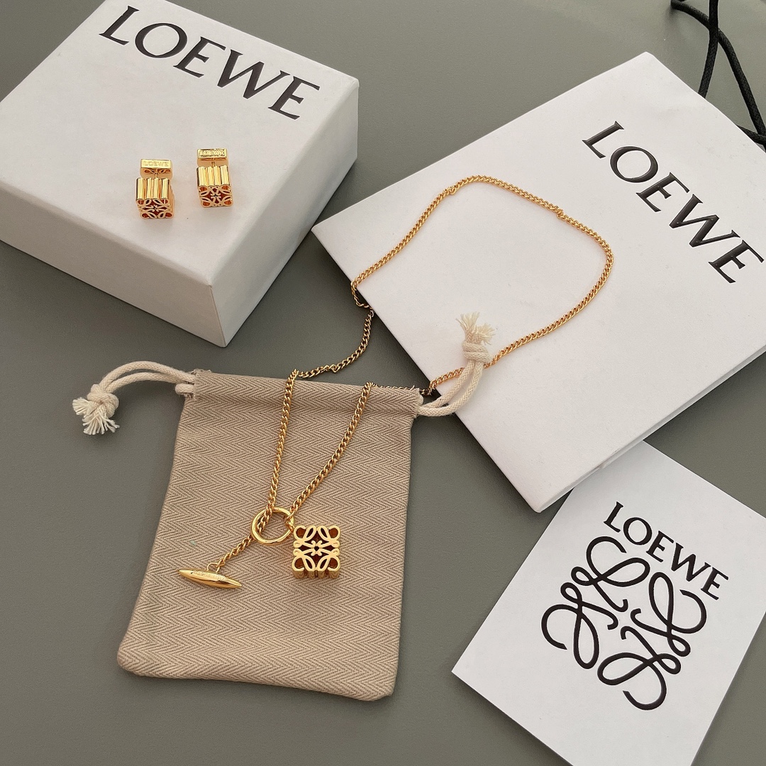 NO:631980,88160 [Luo Mooncake Necklace/Earrings] A very beautiful set series!  The little square mooncakes are so delicious!  The wire-wrapped cube pendant OT buckle and the earplugs of the earrings are semi-circular in design!  The exquisite three-dimensional effect is super strong, men can also have it, and it looks super cool when worn!  Be sure to get the necklace and earrings together, it’s perfect!  Retro and avant-garde, you can become a minimalist style blogger in seconds!  ,,necklace,Cardia high-end jewelry1986090988160【罗月饼项链/耳钉】非常美的套装系列！小小方块月饼,太太太可了！缠丝立方体吊坠OT搭扣,耳钉的耳堵是半圆形的设计！精致立体感超强,男士同样可以拥有,佩戴颜值超酷的！一定要项链耳钉一起入手,简直完美！复古又前卫,秒变极简风bo主！,,necklace,卡迪亚高端饰品,Jewelry