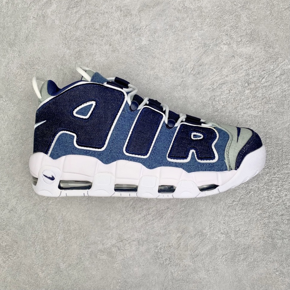 H5 原装 NK Air More Uptempo ’96 OG 皮蓬大AIR 牛仔蓝配色 CJ6125- F5 以流行于街头的涂鸦文化为设计灵感，整体的设计风格夸张而充满魅力，厚实而充满质感的皮质鞋面两侧印刻了一对巨大的字母“AIR”，独特炫酷的外观惊艳无比