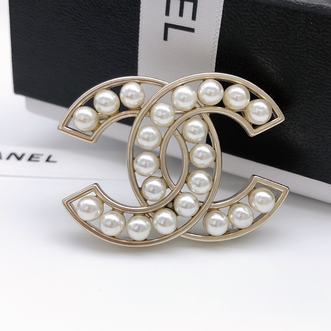 NO:111774,Number XXZ0111 The hollowed-out full pearl brooch Xiangjia pearls style must show off your temperament!  No doubt ~ The texture is excellent, the luster is very good, the brooch is indispensable in autumn and winter, jewelry quality, chanel, brooch, breastpin19860909编号XXZ0111 镂空全珍珠款胸针香家珍珠多的款一定超级显气质！不需要怀疑～质感一级棒, 光泽非常好,秋冬季节不可少的胸针,饰品精品,chanel,brooch，breastpin,Jewelry