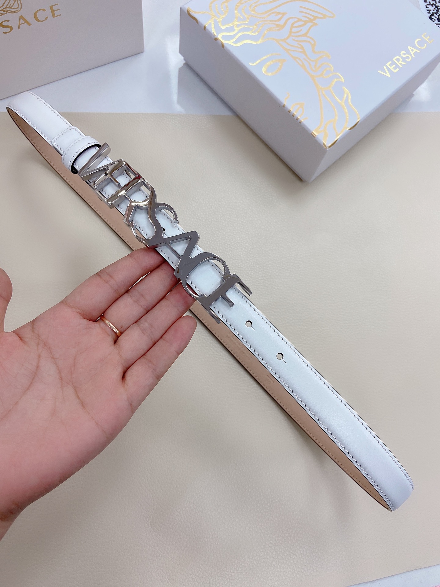 范思哲2.0CM宽软皮革腰带配有不锈