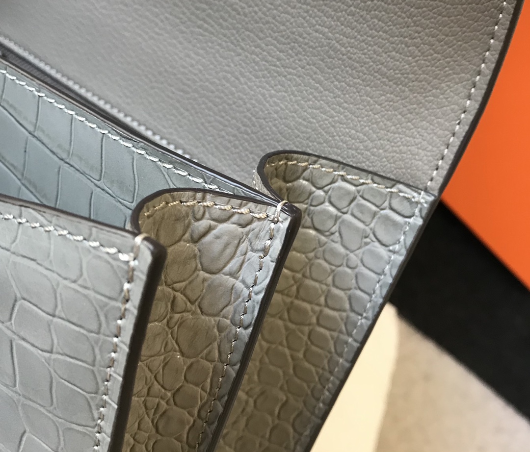 Hermès Constance Bag - Premium Crocodile Embossed Leather, Dove Gray, 18/23cm 6 i1630073790 7866 5