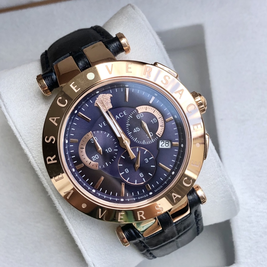 NO:157891,Batch, new style!  New style!  Versace VERQ series, multi-function six-pin quartz watch, chronograph function with calendar display, bezel carries VERSACE words, genuine leather strap, 50 meters of daily waterproof, original Swiss imported movement, sapphire glass, outer diameter 42MM,, versace, versace19860909批,新款！新款！范思哲VERQ系列,多功能六针石英腕表,计时功能带日历显示,表圈携刻VERSACE字样,真皮表带,50米生活防水,原装瑞士进口机芯,蓝宝石玻璃,外径42MM,,,versace,versace,Watch