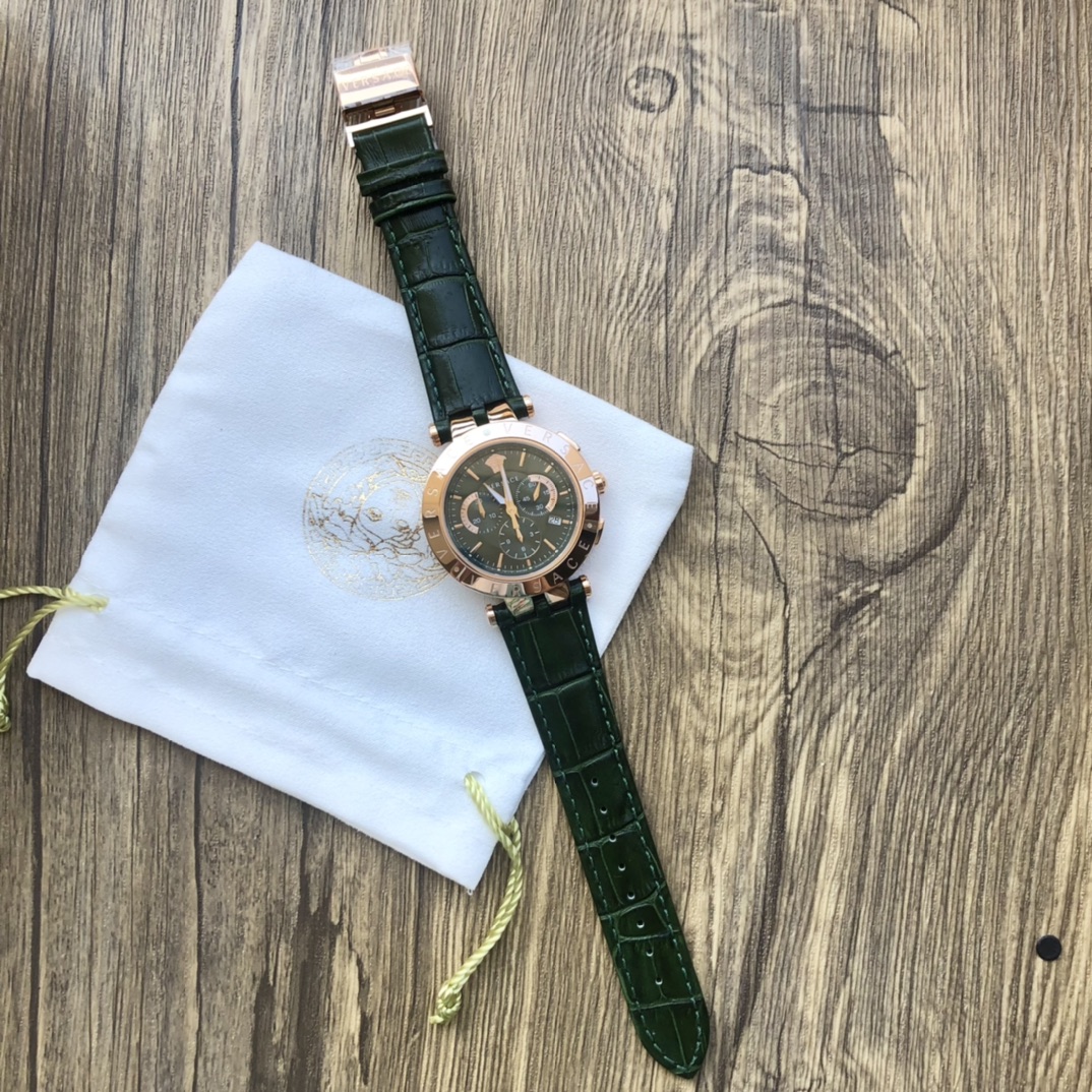 批💰480配盒 
新款！新款！范思哲VERQ系列，多功能六针石英腕表，计时功能带日历显示，表圈携刻VERSACE字样，真皮表带，50米生活防水，原装瑞士进口机芯，蓝宝石玻璃，外径42MM，