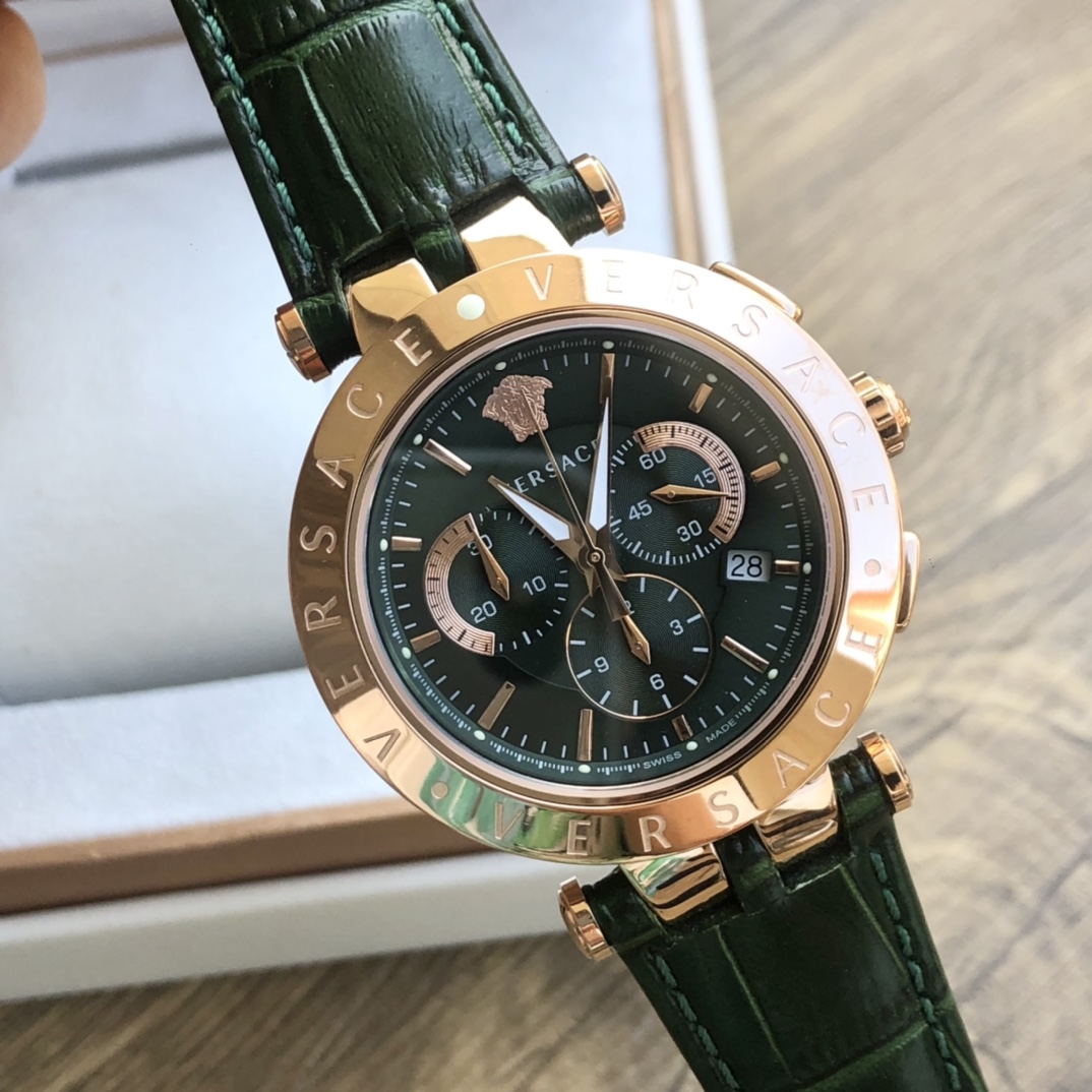 批💰480配盒 
新款！新款！范思哲VERQ系列，多功能六针石英腕表，计时功能带日历显示，表圈携刻VERSACE字样，真皮表带，50米生活防水，原装瑞士进口机芯，蓝宝石玻璃，外径42MM，
