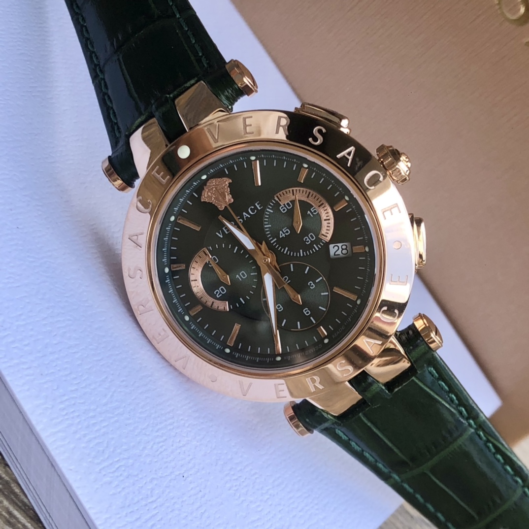 批💰480配盒 
新款！新款！范思哲VERQ系列，多功能六针石英腕表，计时功能带日历显示，表圈携刻VERSACE字样，真皮表带，50米生活防水，原装瑞士进口机芯，蓝宝石玻璃，外径42MM，
