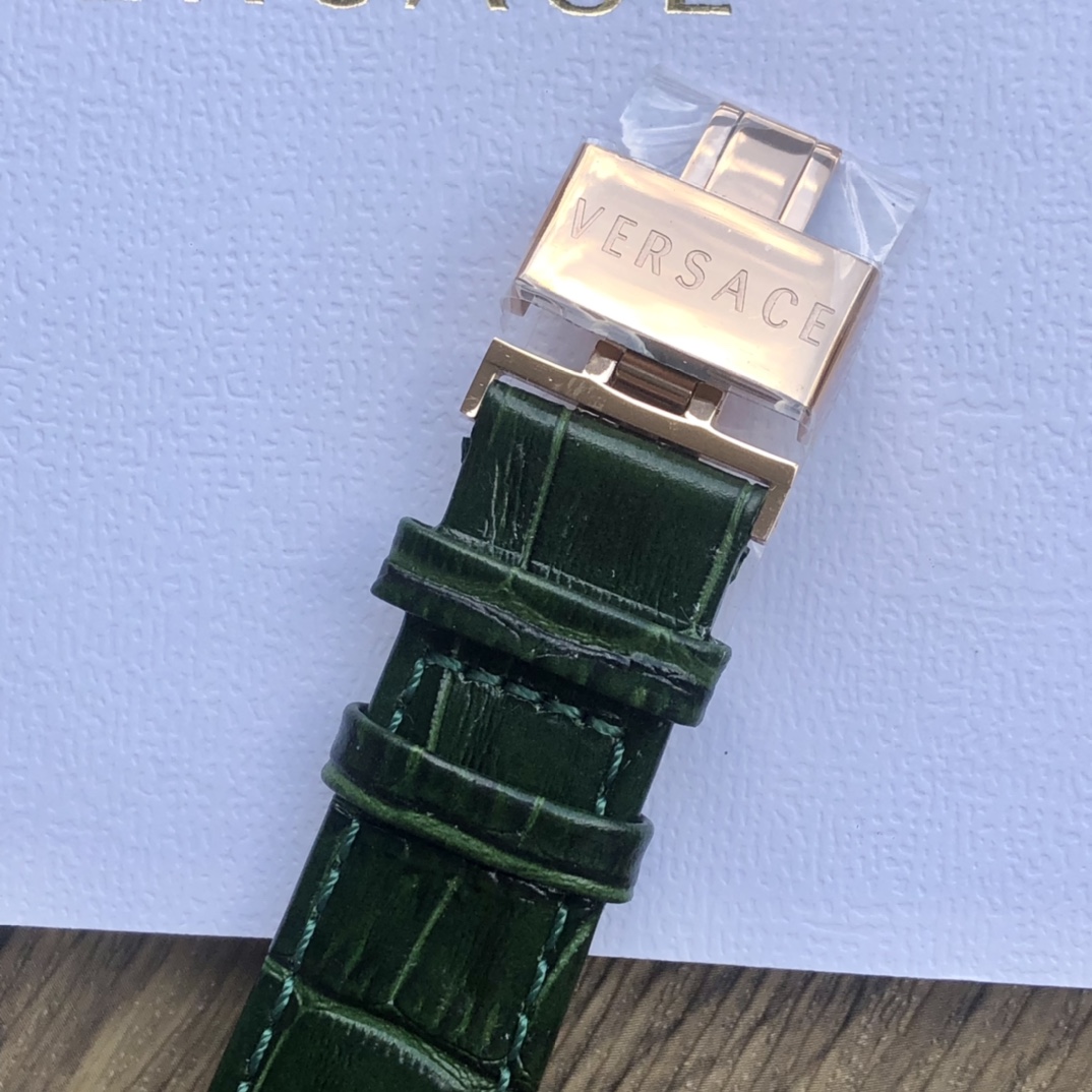 批💰480配盒 
新款！新款！范思哲VERQ系列，多功能六针石英腕表，计时功能带日历显示，表圈携刻VERSACE字样，真皮表带，50米生活防水，原装瑞士进口机芯，蓝宝石玻璃，外径42MM，