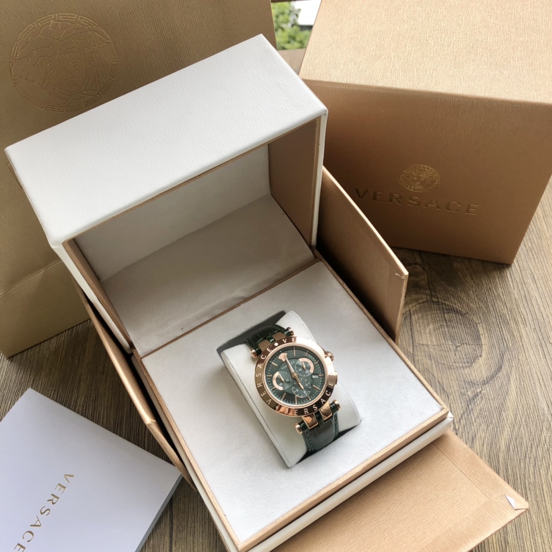 批💰480配盒 
新款！新款！范思哲VERQ系列，多功能六针石英腕表，计时功能带日历显示，表圈携刻VERSACE字样，真皮表带，50米生活防水，原装瑞士进口机芯，蓝宝石玻璃，外径42MM，