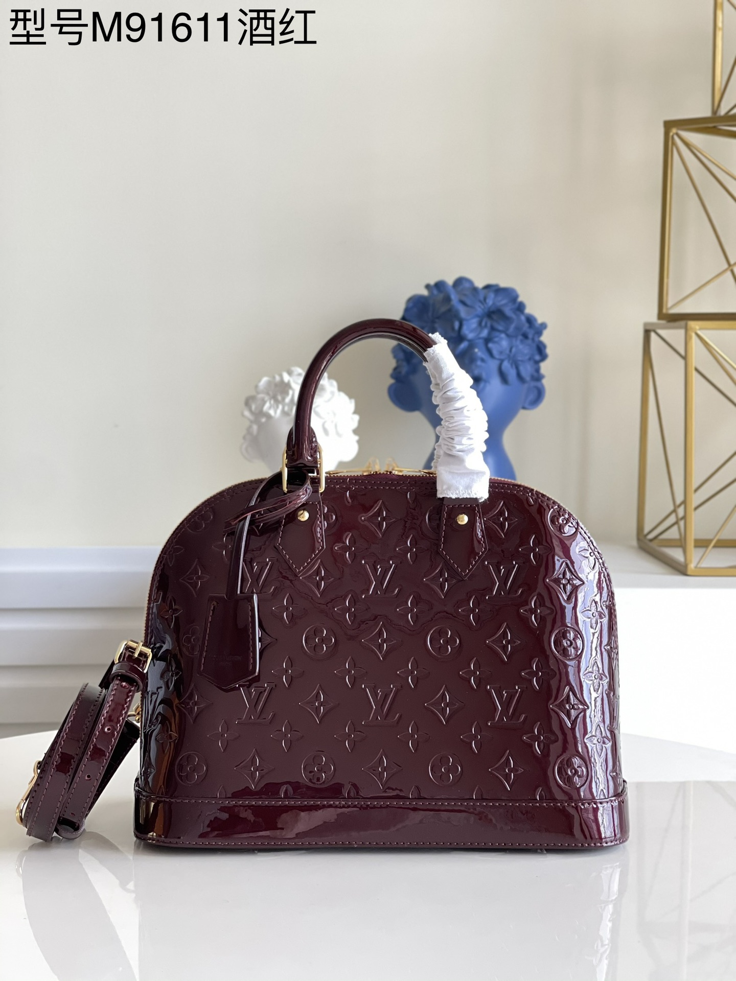 NO:397597,【Exclusive real photo M91611 burgundy】The stylish and simple Alma small handbag is one of the smaller products among our iconic designs. It is made of shiny Monogram Vernis leather, with a luxurious and elegant appearance, and its size is also suitable for daily use. Detailed features 32 x 24 x 15 cm 900, LV [original leather], louis vuitton19860909【独家实拍M91611酒红色】时尚简约的Alma小号手袋是我们各个标志性设计中尺寸较小的一款产品.它采用闪亮的Monogram Vernis皮革制成,外观华贵高雅,其尺寸也适合日常使用.详细特征32 x 24 x 15 厘米 900,LV【原厂皮】,louis vuitton,Bag