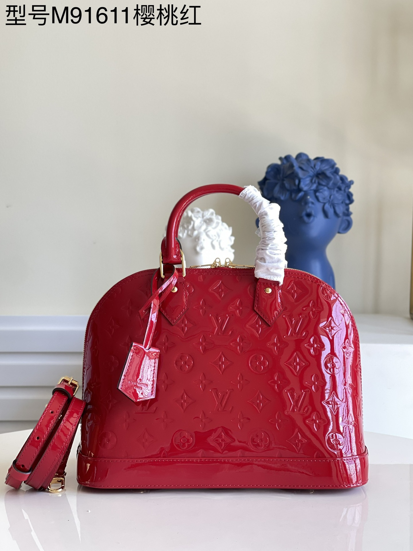 NO:397603,【Exclusive real photo M91611 Cherry Red】The stylish and simple Alma small handbag is one of the smaller products among our iconic designs. It is made of shiny Monogram Vernis leather, with a luxurious and elegant appearance, and its size is also suitable for daily use. Detailed features 32 x 24 x 15 cm 900, LV [original leather], louis vuitton19860909【独家实拍M91611 樱桃红】时尚简约的Alma小号手袋是我们各个标志性设计中尺寸较小的一款产品.它采用闪亮的Monogram Vernis皮革制成,外观华贵高雅,其尺寸也适合日常使用.详细特征32 x 24 x 15 厘米 900,LV【原厂皮】,louis vuitton,Bag