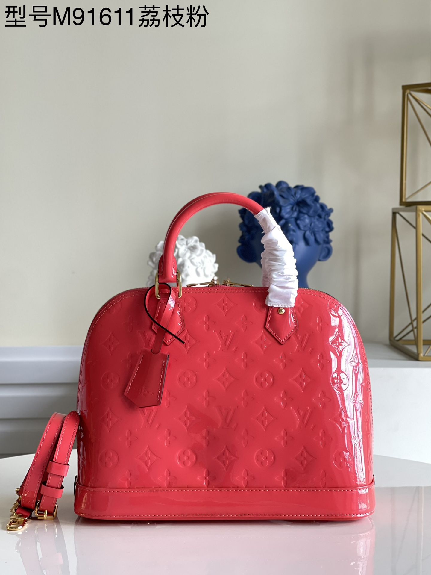 NO:397606,Exclusive real photo M91611 Lychee Powder] The stylish and simple Alma small handbag is one of the smaller products among our iconic designs. It is made of shiny Monogram Vernis leather, with a luxurious and elegant appearance, and its size is also suitable for daily use. Detailed features 32 x 24 x 15 cm 900, LV [original leather], louis vuitton19860909独家实拍M91611 荔枝粉】时尚简约的Alma小号手袋是我们各个标志性设计中尺寸较小的一款产品.它采用闪亮的Monogram Vernis皮革制成,外观华贵高雅,其尺寸也适合日常使用.详细特征32 x 24 x 15 厘米 900,LV【原厂皮】,louis vuitton,Bag
