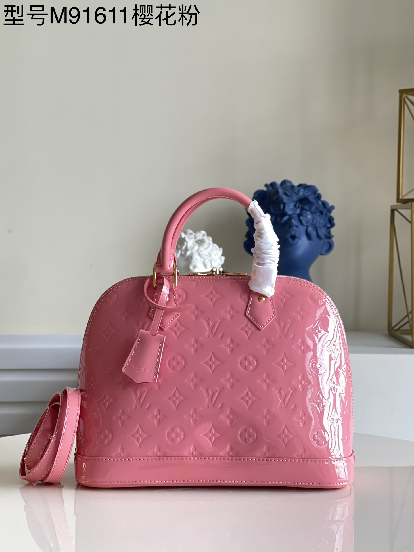NO:397609,【Exclusive real photo M91611 Sakura Pink】The stylish and simple Alma small handbag is a smaller product among our various iconic designs. It is made of shiny Monogram Vernis leather, with a luxurious and elegant appearance, and its size is also suitable for daily use. Detailed features 32 x 24 x 15 cm 900, LV [original leather], louis vuitton19860909【独家实拍M91611 樱花粉】时尚简约的Alma小号手袋是我们各个标志性设计中尺寸较小的一款产品.它采用闪亮的Monogram Vernis皮革制成,外观华贵高雅,其尺寸也适合日常使用.详细特征32 x 24 x 15 厘米 900,LV【原厂皮】,louis vuitton,Bag