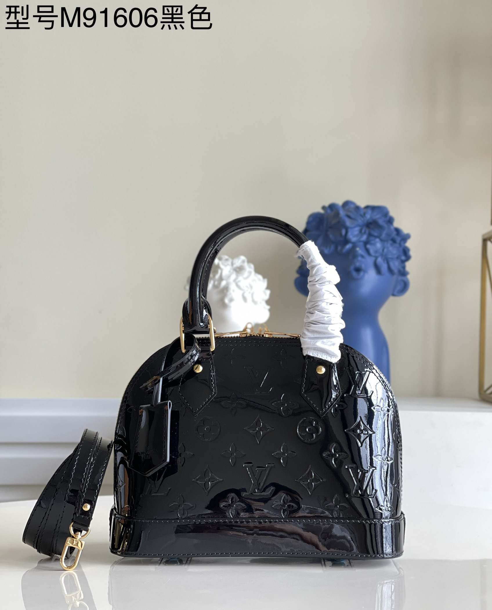 NO:397615,【Exclusive real photo M91606 black】The charming Alma BB mini handbag, its prototype can be traced back to the first iconic product launched in 1934. The vivid striped decoration on Monogram Vernis leather adds a little relaxing romantic atmosphere to this practical item. The shoulder strap design is convenient for slanting, relaxing and chic. Detailed features 25 x 19 x 11 cm 750,LV [original leather],louis vuitton19860909【独家实拍M91606黑色】迷人的Alma BB迷你手袋,其原型可追溯至1934年推出的首款标志性产品.Monogram Vernis皮革上生动的条纹装饰为这件实用单品添上些许轻松的浪漫气息.肩带设计方便斜跨,轻松潇洒. 详细特征25 x 19 x 11 厘米 750,LV【原厂皮】,louis vuitton,Bag