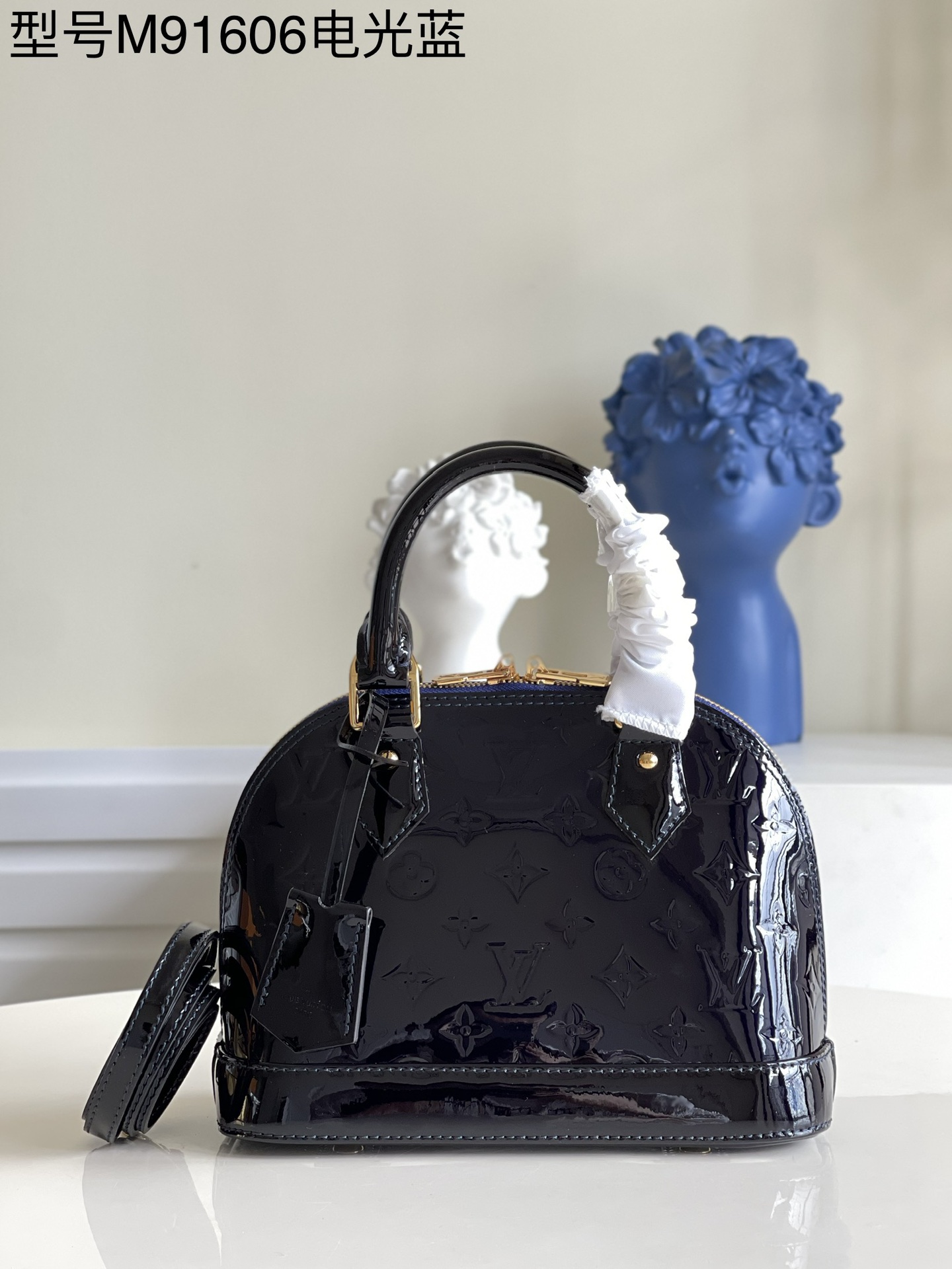 NO:397592,【Exclusive real photo M91606 electric blue】The charming Alma BB mini handbag, its prototype can be traced back to the first iconic product launched in 1934. The vivid striped decoration on Monogram Vernis leather adds a little relaxing romantic atmosphere to this practical item. The shoulder strap design is convenient for slanting, relaxing and chic. Detailed features 25 x 19 x 11 cm 750, LV [original leather], louis vuitton19860909【独家实拍M91606电光蓝】迷人的Alma BB迷你手袋,其原型可追溯至1934年推出的首款标志性产品.Monogram Vernis皮革上生动的条纹装饰为这件实用单品添上些许轻松的浪漫气息.肩带设计方便斜跨,轻松潇洒. 详细特征25 x 19 x 11 厘米 750,LV【原厂皮】,louis vuitton,Bag