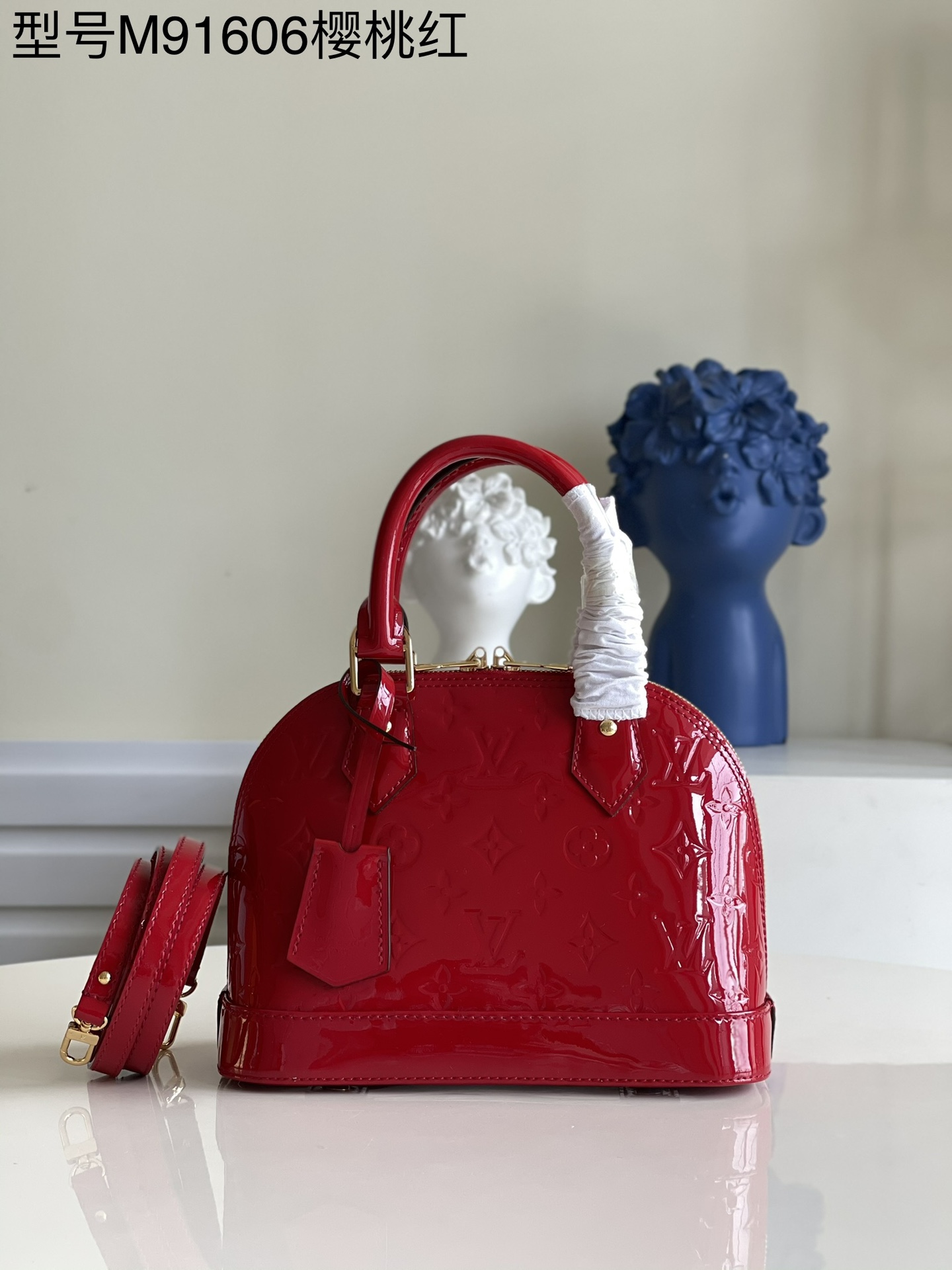 NO:397601,【Exclusive real photo M91606 cherry red】The charming Alma BB mini handbag, its prototype can be traced back to the first iconic product launched in 1934. The vivid striped decoration on Monogram Vernis leather adds a little relaxing romantic atmosphere to this practical item. The shoulder strap design is convenient for slanting, relaxing and chic. Detailed features 25 x 19 x 11 cm 750, LV [original leather], louis vuitton19860909【独家实拍M91606樱桃红】迷人的Alma BB迷你手袋,其原型可追溯至1934年推出的首款标志性产品.Monogram Vernis皮革上生动的条纹装饰为这件实用单品添上些许轻松的浪漫气息.肩带设计方便斜跨,轻松潇洒. 详细特征25 x 19 x 11 厘米 750,LV【原厂皮】,louis vuitton,Bag