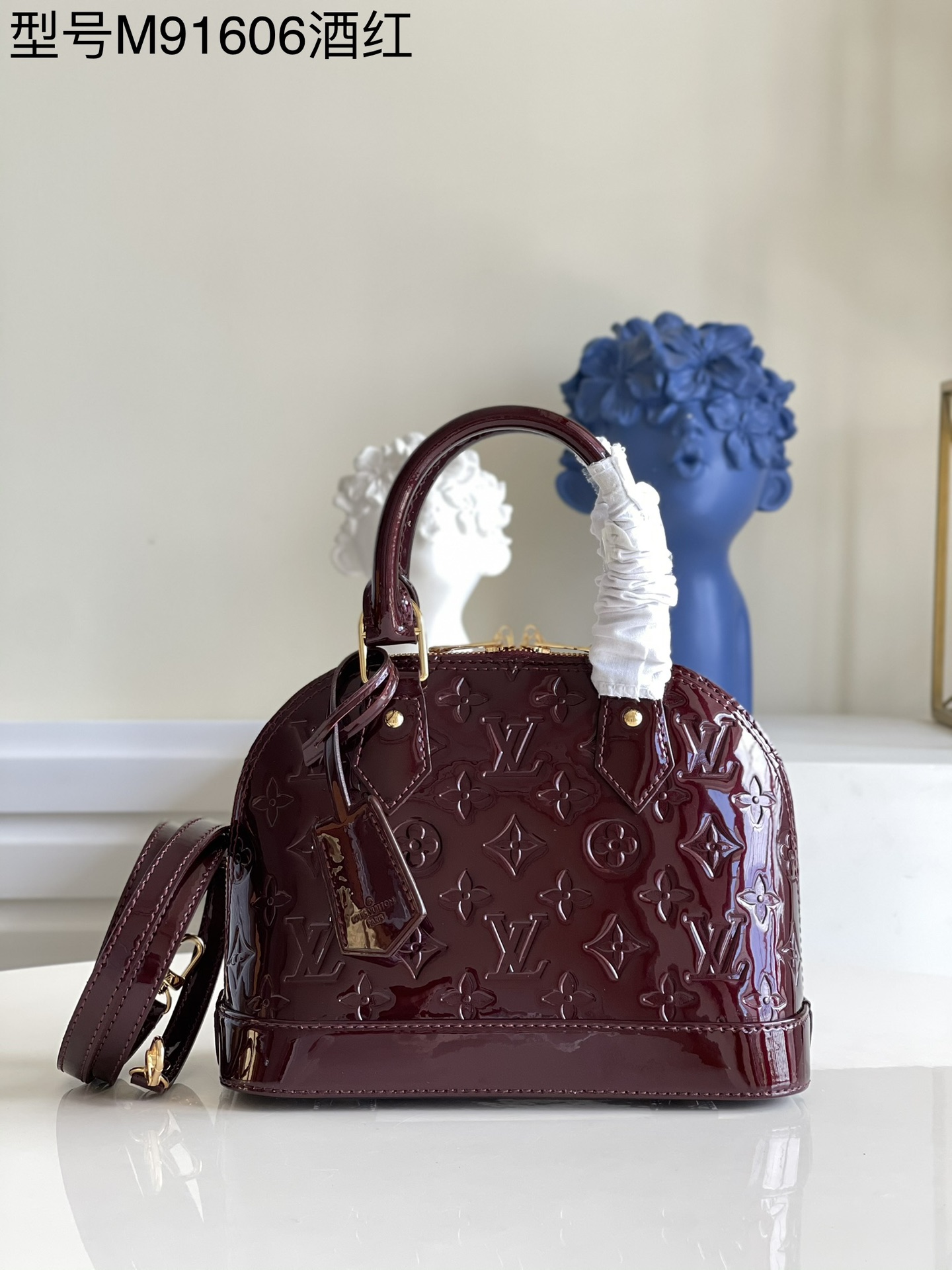 NO:397595,【Exclusive real photo M91606 burgundy】The charming Alma BB mini handbag, its prototype can be traced back to the first iconic product launched in 1934. The vivid striped decoration on Monogram Vernis leather adds a little relaxing romantic atmosphere to this practical item. The shoulder strap design is convenient for slanting, relaxing and chic. Detailed features 25 x 19 x 11 cm 750, LV [original leather], louis vuitton19860909【独家实拍M91606酒红】迷人的Alma BB迷你手袋,其原型可追溯至1934年推出的首款标志性产品.Monogram Vernis皮革上生动的条纹装饰为这件实用单品添上些许轻松的浪漫气息.肩带设计方便斜跨,轻松潇洒. 详细特征25 x 19 x 11 厘米 750,LV【原厂皮】,louis vuitton,Bag