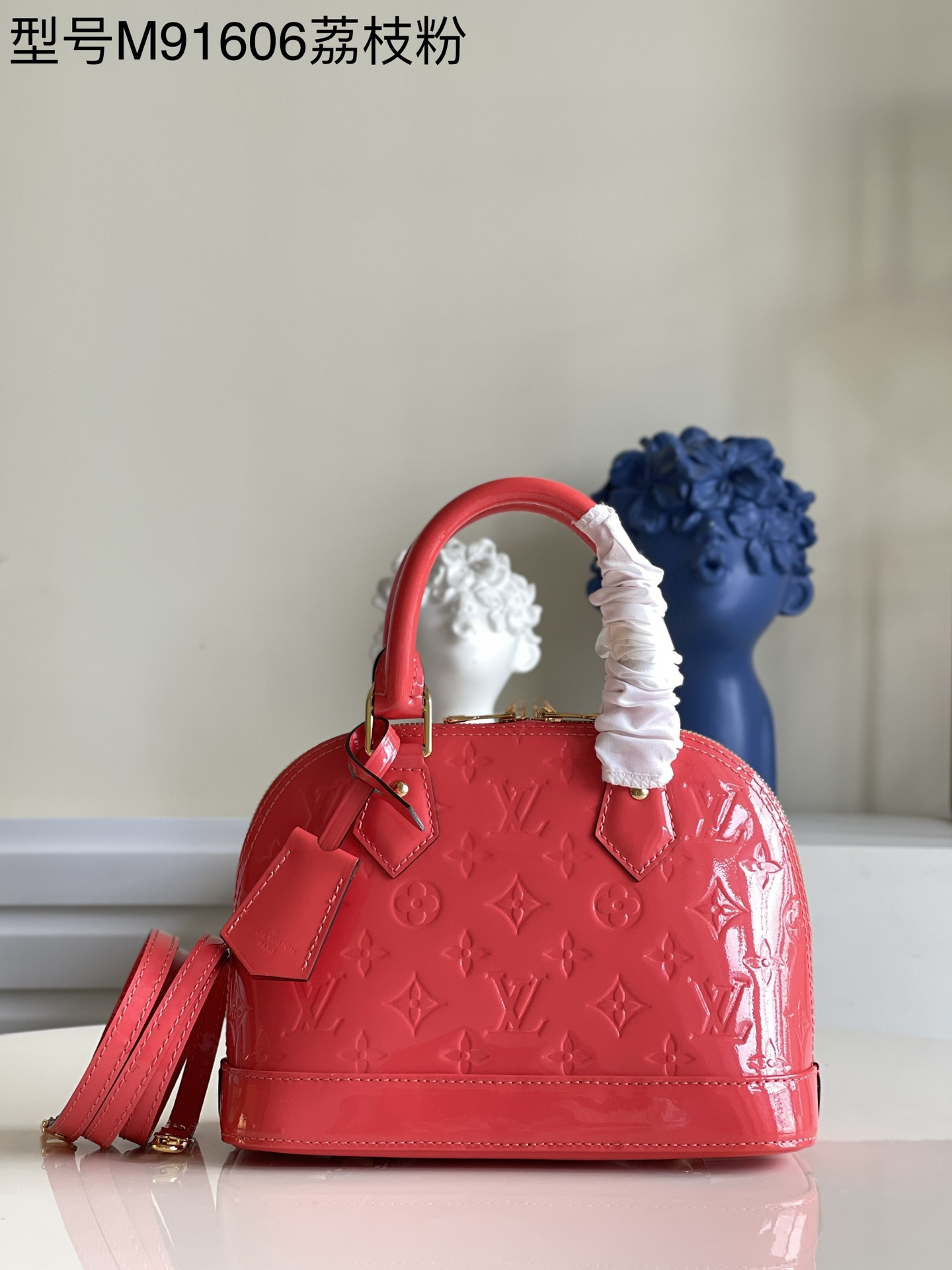 NO:397604,【Exclusive real photo M91606 lychee powder】The charming Alma BB mini handbag, its prototype can be traced back to the first iconic product launched in 1934. The vivid striped decoration on Monogram Vernis leather adds a little relaxing romantic atmosphere to this practical item. The shoulder strap design is convenient for slanting, relaxing and chic. Detailed features 25 x 19 x 11 cm 750, LV [original leather], louis vuitton19860909【独家实拍M91606荔枝粉】迷人的Alma BB迷你手袋,其原型可追溯至1934年推出的首款标志性产品.Monogram Vernis皮革上生动的条纹装饰为这件实用单品添上些许轻松的浪漫气息.肩带设计方便斜跨,轻松潇洒. 详细特征25 x 19 x 11 厘米 750,LV【原厂皮】,louis vuitton,Bag