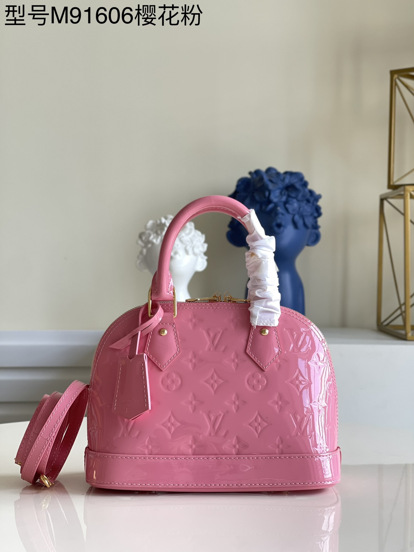 NO:397607,【Exclusive real photo M91606 cherry blossom powder】The charming Alma BB mini handbag, its prototype can be traced back to the first iconic product launched in 1934. The vivid striped decoration on Monogram Vernis leather adds a little relaxing romantic atmosphere to this practical item. The shoulder strap design is convenient for slanting, relaxing and chic. Detailed features 25 x 19 x 11 cm 750, LV [original leather], louis vuitton19860909【独家实拍M91606樱花粉】迷人的Alma BB迷你手袋,其原型可追溯至1934年推出的首款标志性产品.Monogram Vernis皮革上生动的条纹装饰为这件实用单品添上些许轻松的浪漫气息.肩带设计方便斜跨,轻松潇洒. 详细特征25 x 19 x 11 厘米 750,LV【原厂皮】,louis vuitton,Bag