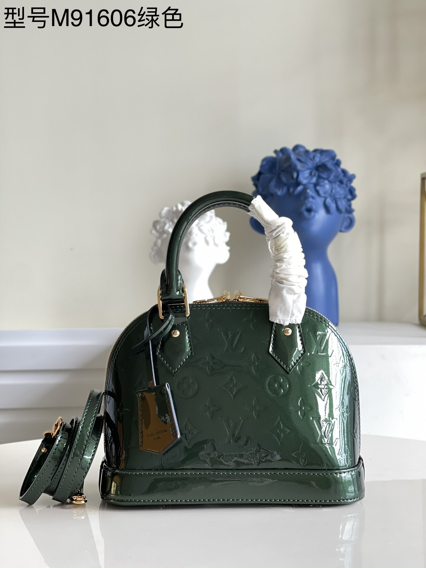NO:397610,【Exclusive real photo M91606 green】The charming Alma BB mini handbag, its prototype can be traced back to the first iconic product launched in 1934. The vivid striped decoration on Monogram Vernis leather adds a little relaxing romantic atmosphere to this practical item. The shoulder strap design is convenient for slanting, relaxing and chic. Detailed features 25 x 19 x 11 cm 750,LV [original leather],louis vuitton19860909【独家实拍M91606绿色】迷人的Alma BB迷你手袋,其原型可追溯至1934年推出的首款标志性产品.Monogram Vernis皮革上生动的条纹装饰为这件实用单品添上些许轻松的浪漫气息.肩带设计方便斜跨,轻松潇洒. 详细特征25 x 19 x 11 厘米 750,LV【原厂皮】,louis vuitton,Bag