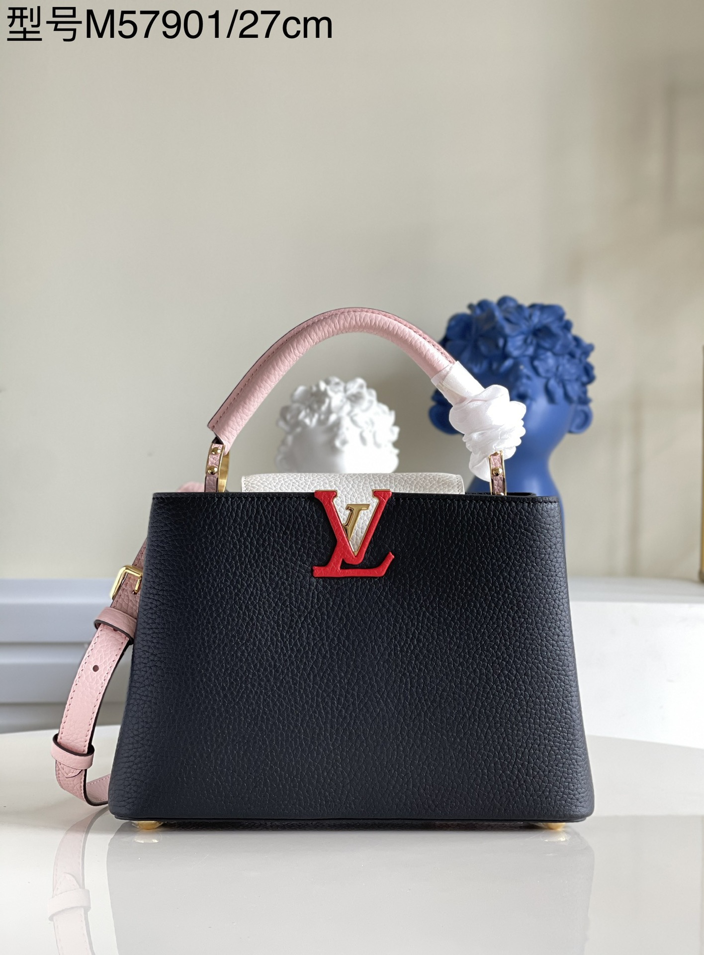 NO:397617,[Exclusive real photo M57901 small] This Capucines small handbag uses full-grain Taurillon leather to show the modern and innovative style of elegant contrasting colors, embellishing the Capucines series' iconic flip cover to highlight the LV logo, and the exterior conveys implicit charm. The detachable shoulder straps achieve comfortable shoulder and back. Detailed features 27 x 18 x 9 cm J. 1200,LV [original leather],louis vuitton19860909【独家实拍M57901小号】本款 Capucines 小号手袋以全粒面 Taurillon 皮革展现优雅撞色的摩登新意,点缀 Capucines 系列标志性翻盖内收彰显 LV 标识,外置传递含蓄韵致.可拆卸肩带实现舒适肩背.详细特征27 x 18 x 9 厘米 J. 1200,LV【原厂皮】,louis vuitton,Bag