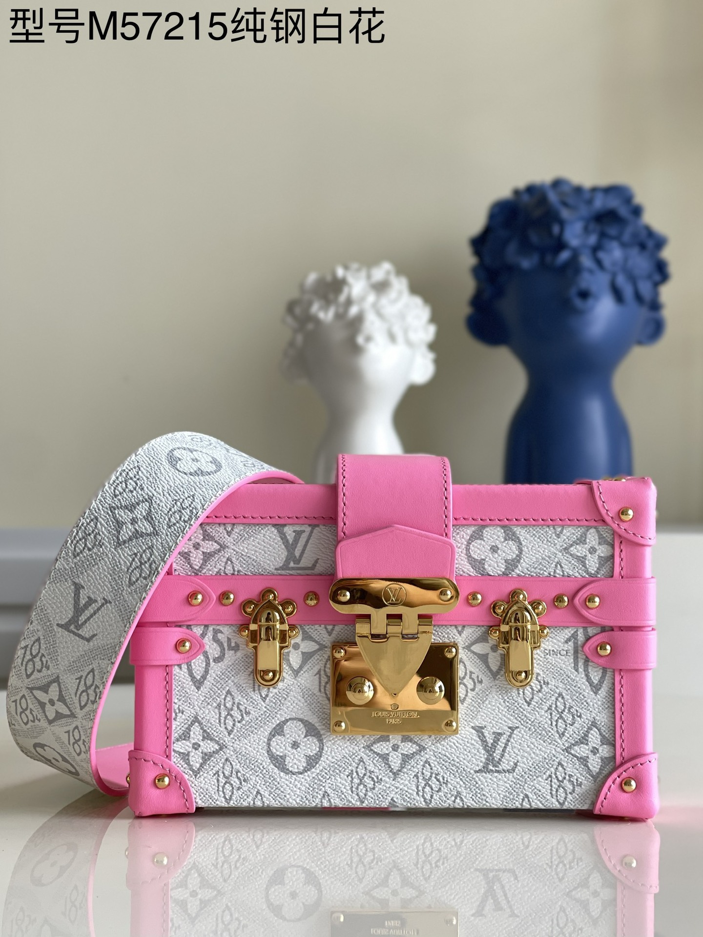 NO:397619,【Exclusive real photo M57215 pure steel white flower】M40273 BOX box PETITE MALLE gold fashion show style brand new European and American retro style small square box design full of metal texture elegant and generous modern modern not only can carry small items, but also a fine decoration product. Small and light body. The design of portable and long shoulder straps is flexible and varied. It can easily accommodate smartphones. Credit cards and keys. Pure steel accessories size19*5*11.5cm v. [Warm reminder] This box bag is equipped with wide shoulder straps + thin shoulder straps. 2 pieces in total], LV [original leather], louis vuitton19860909【独家实拍M57215 纯钢白花】M40273 BOX盒子 PETITE MALLE金色 时装走秀款 全新欧美复古风 小巧方盒设计 金属质感十足 优雅大方 摩登现代 不单可以携带随身小物品 更是装饰精品 身材小巧轻盈 手提和长肩带的设计灵活多变 能轻松地容纳智能手机 信用卡和钥匙 纯精钢配件 size19*5*11.5cm v.【温馨提示 此款盒子包配宽肩带+细肩带 共2条】,LV【原厂皮】,louis vuitton,Bag