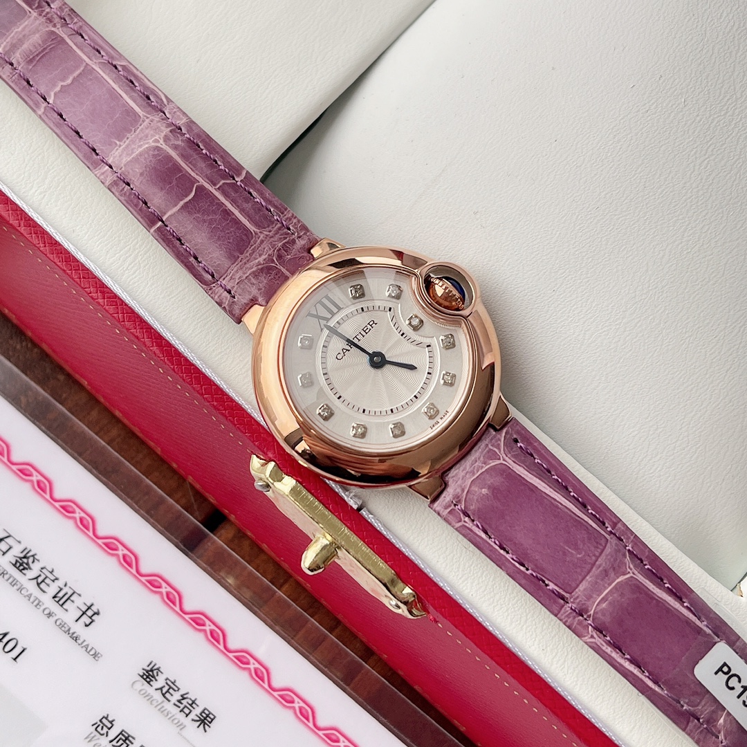 NO:391202,Exclusive first release!  Kajia Real Diamond Blue Balloon European channel. At the end of the year, many OEMs abroad will release this very expensive watch. They are also Swiss quartz movement, 28mm dial, and literally inlaid with 11 vs.1.2 real diamonds!  American alligator leather strap!  Each has a certificate issued by a national institution to ensure that each piece is a real diamond with detailed parameters, far from comparable to those fake certificates in the market. The inspection number of each certificate is unique, one by one, and there is no duplication. The official website of the agency can check it!  It’s worth buying diamonds at this price, let alone buying a watch brand. No one will do this loss-making business to imitate it. Giving gifts is absolutely amazing!  The speed is coming, crocodile skin19860909独家首发！卡家真钻蓝气球欧洲渠道,每到年底国外很多代工都会流点这种很贵的表出来,同属瑞士石英机芯,28mm表盘,字面镶嵌11颗vs1.2真钻！美洲鳄鱼皮表带！每只都有国家机构出具的证书,确保每一块都是真材实料真钻石,参数具体详尽,远非市场那些假证书可比,每一张证书的检测编号都是唯一编号,一一对应,绝无重复,机构官方网站可查阅！这个价格买钻石都值,更不要说买这个牌子的表,没人会做这个亏本生意去仿,送礼是绝对赞到爆！要的速度了,,crocodile skin,Watch